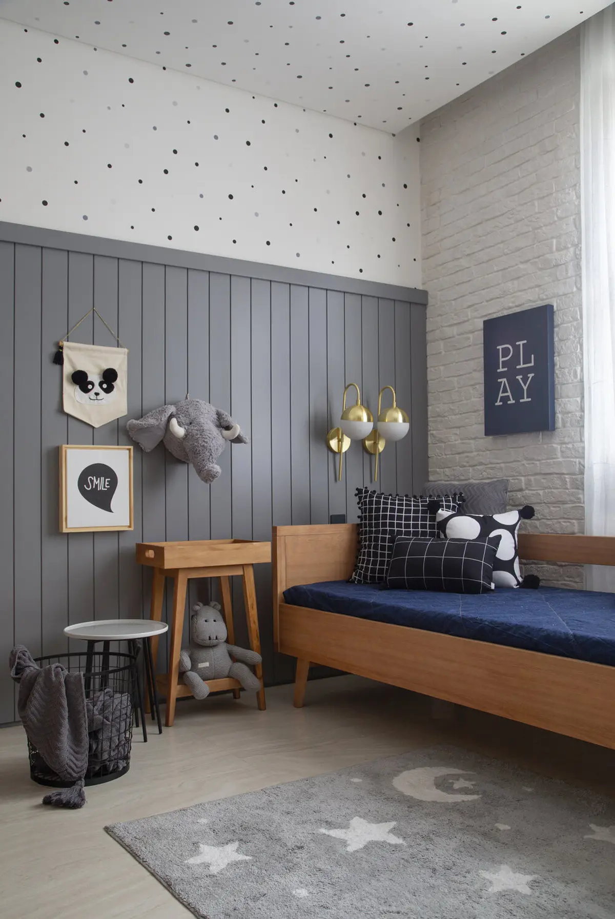 Dormitorio infantil moderno con cama madera, escritorio y detalles decorativos — proyecto PS House, por Studio Ro-ca