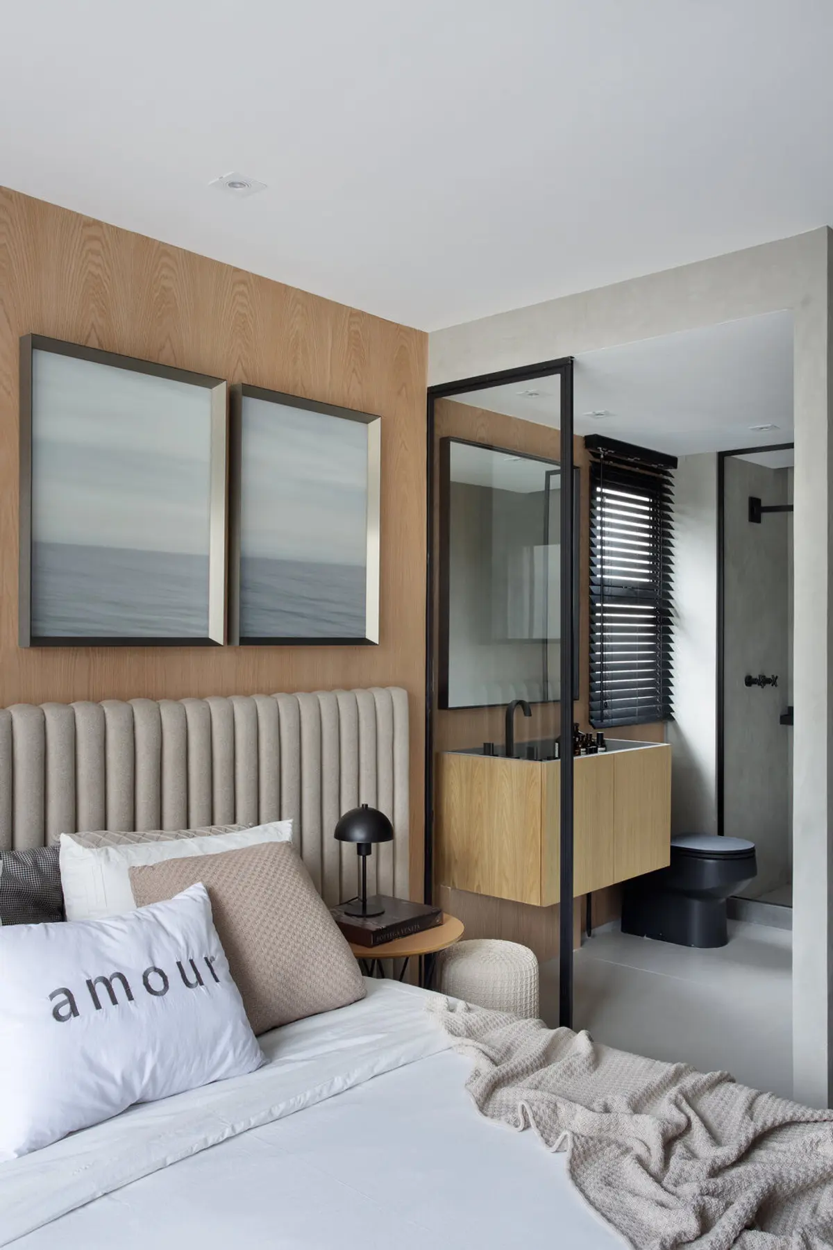 Dormitorio moderno con cabecera tapizada, baño integrado y vistas al mar — proyecto Decorado Latitud, por Studio Ro-ca