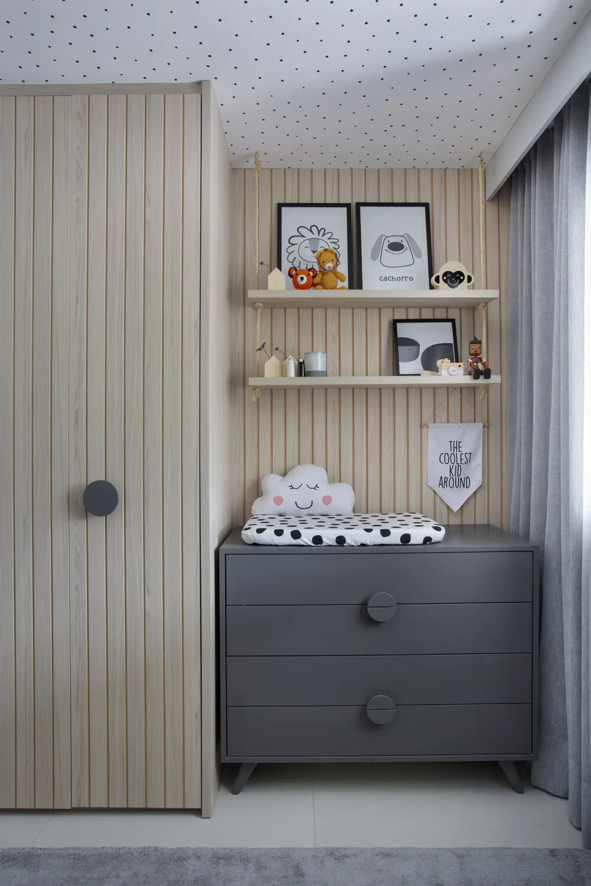 Dormitorio infantil minimalista con pared panelada, placard integrado y estantes flotantes — proyecto Decorado Latitud, por Studio Ro-ca
