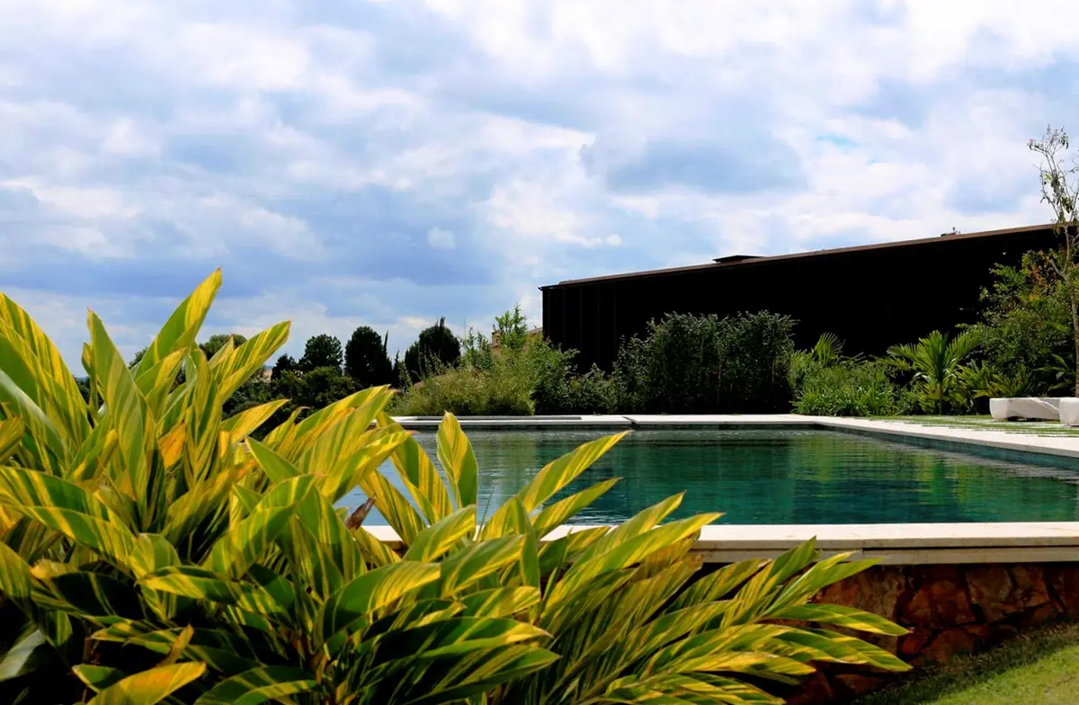 Pileta moderna con deck y jardín, arquitectura contemporánea minimalista — proyecto Residência CA, por Gil Fialho