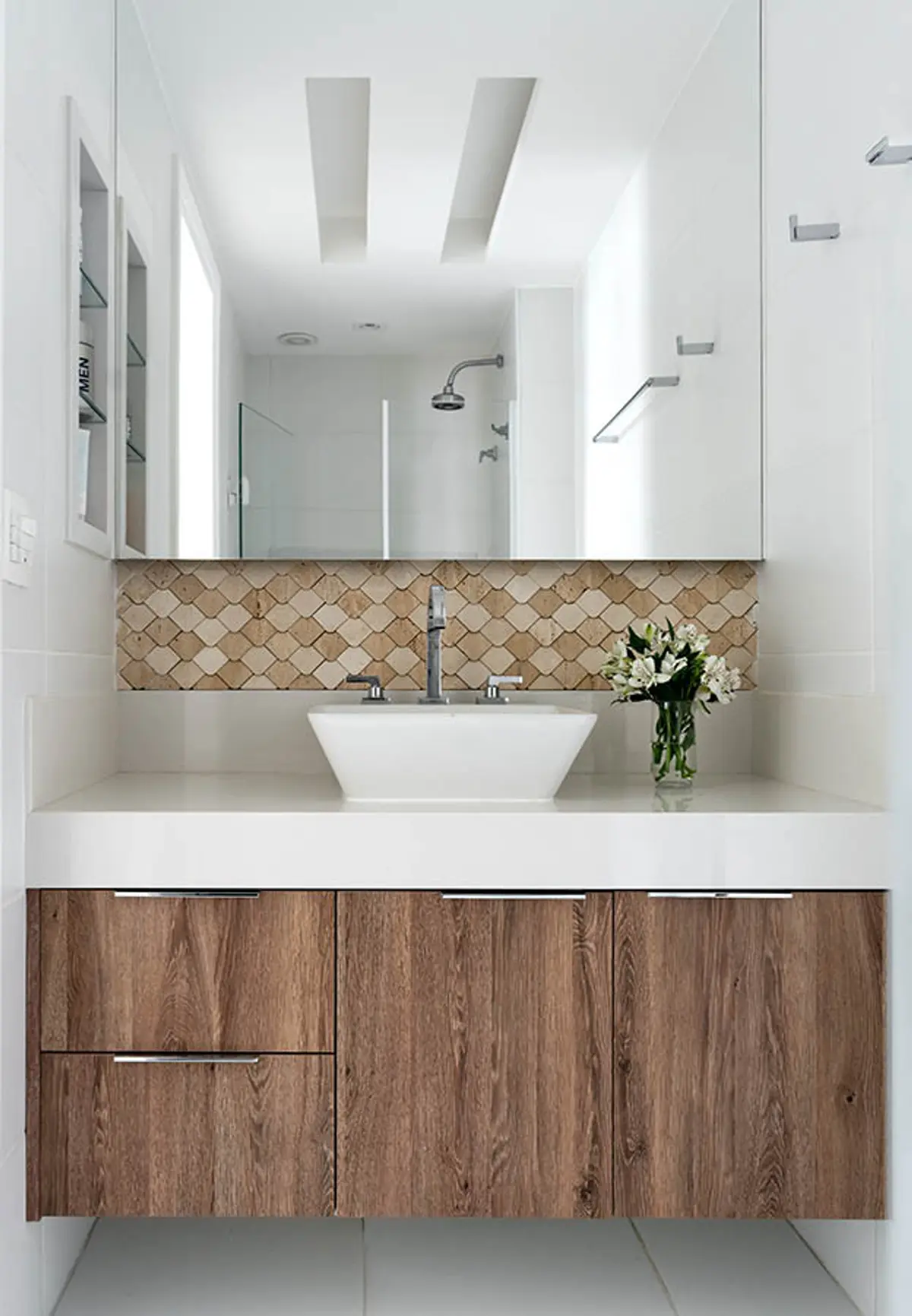 Baño moderno con mesada blanca, bachas integradas y espejo grande — proyecto Apartamento Nóbrega, por Amanda Miranda