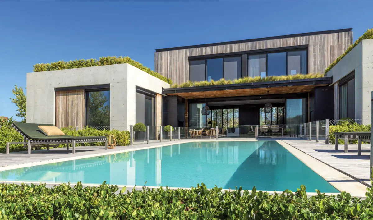 moderna casa con piscina rodeada de vegetación exuberante — proyecto Pilará, por Martin Gomez, en Pilará