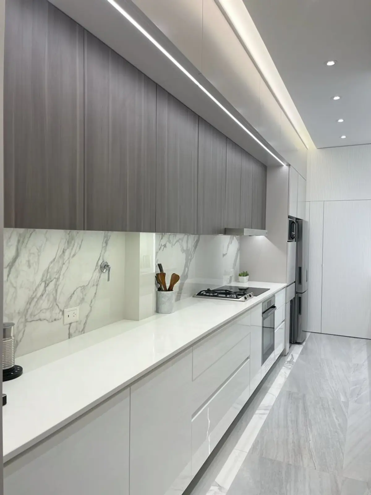 Cocina minimalista moderna con mesada de mármol y placares grises — proyecto Remodelación Cocina, por Estudio Nicolás Pierry