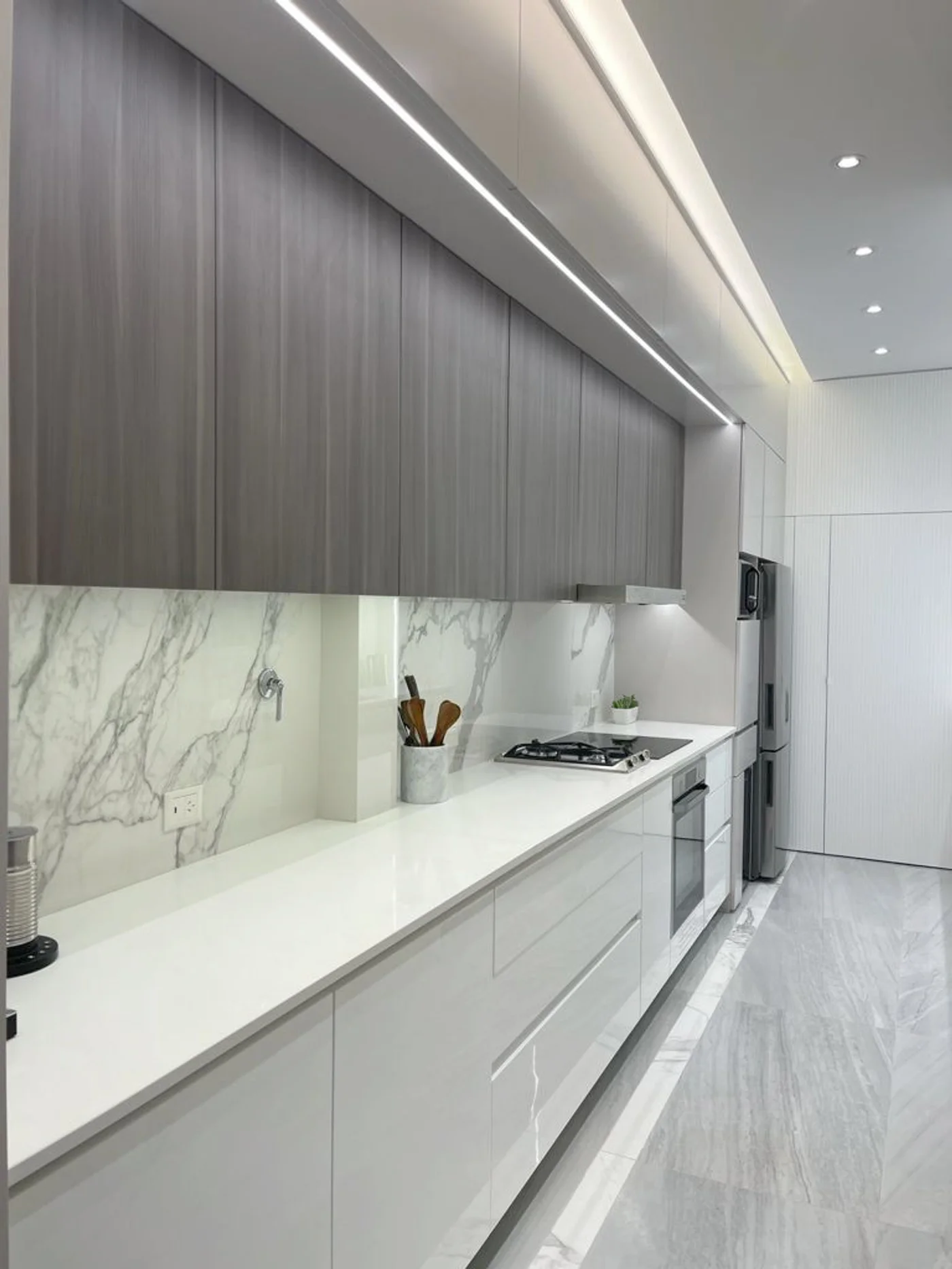 Cocina minimalista moderna con mesada de mármol y placares grises
