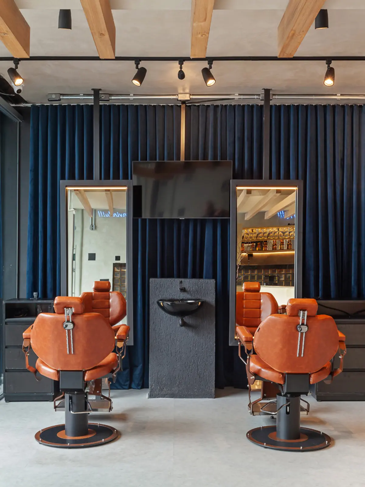 Barbería moderna con sillones naranjas, cortinas azules y techo madera — proyecto SCHAPER BARBEARIA, por Frederico Bicalho Arquitetura
