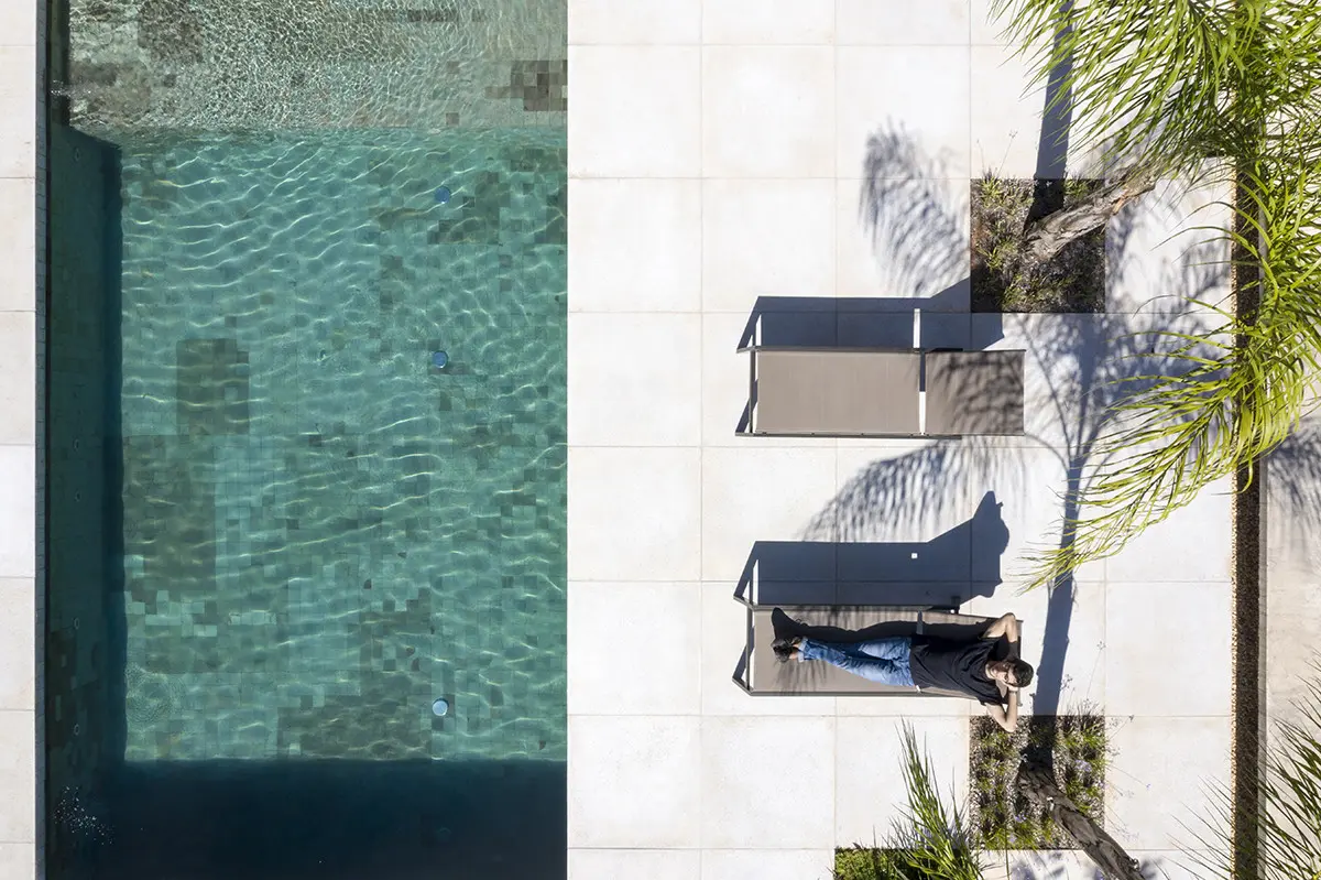 Piscina com cor predominante Castanho do Projeto Casa 11 por Coda Arquitetos