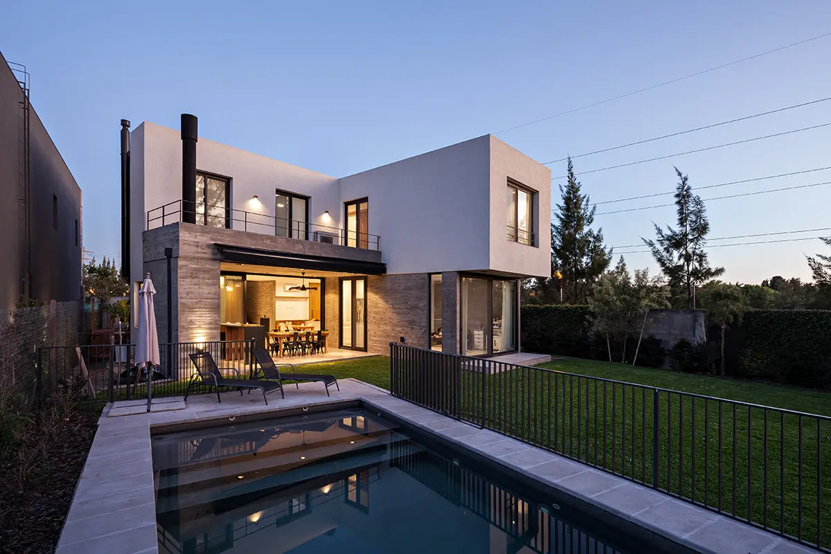 casa moderna com piscina e jardim — projeto CASA RDV, por Rastro Estudio, em San Isidro