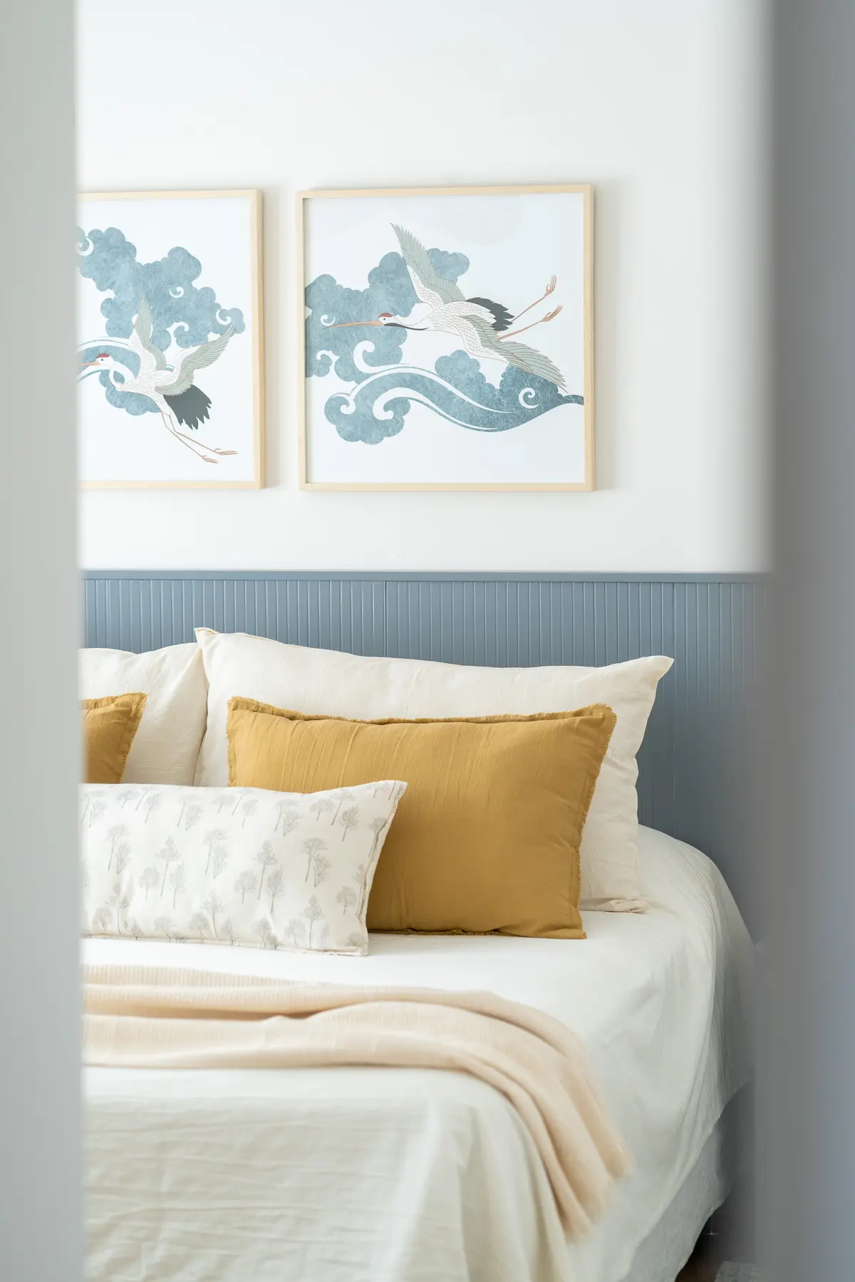 dormitorio con cuadros de grullas y cama blanca — proyecto El Atardecer - Dormitorio Principal, por Blue Rabbit Design, en Rincón de Milberg