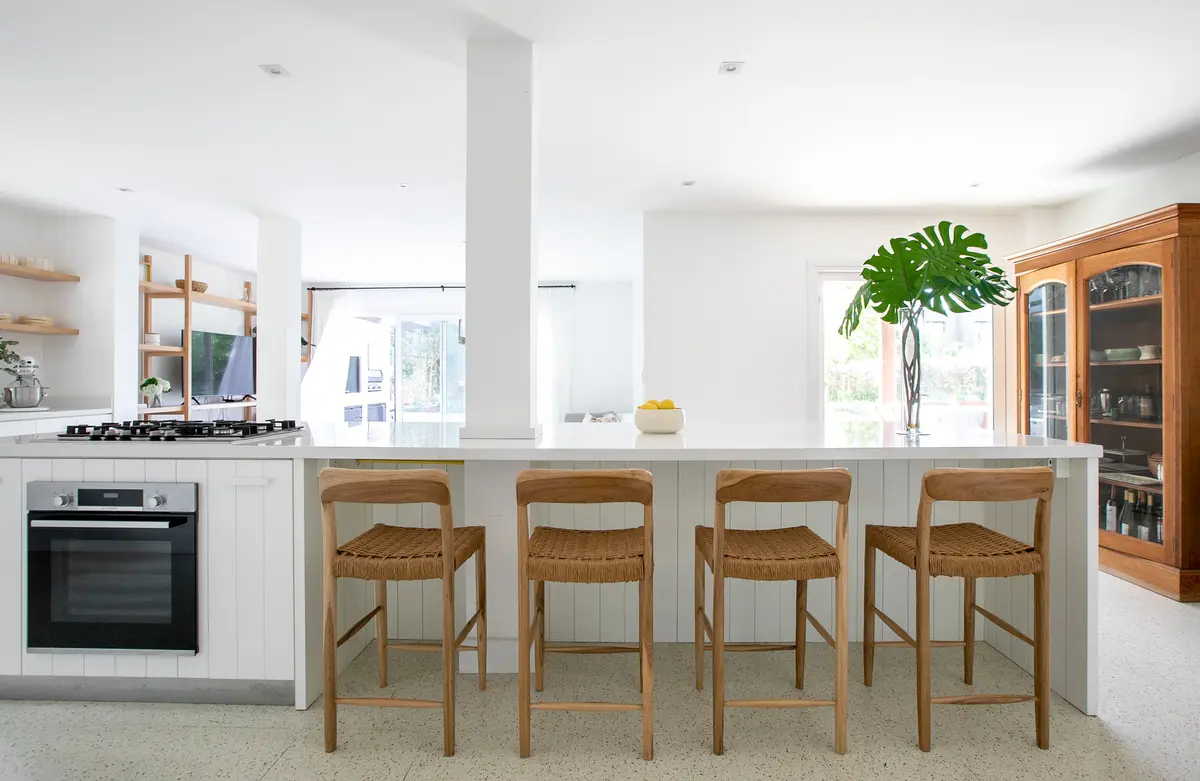 Cozinha escandinava moderna com ilha central e acabamentos brancos e madeira — projeto Laguna del Sol, por Parq Estudio, em Tigre