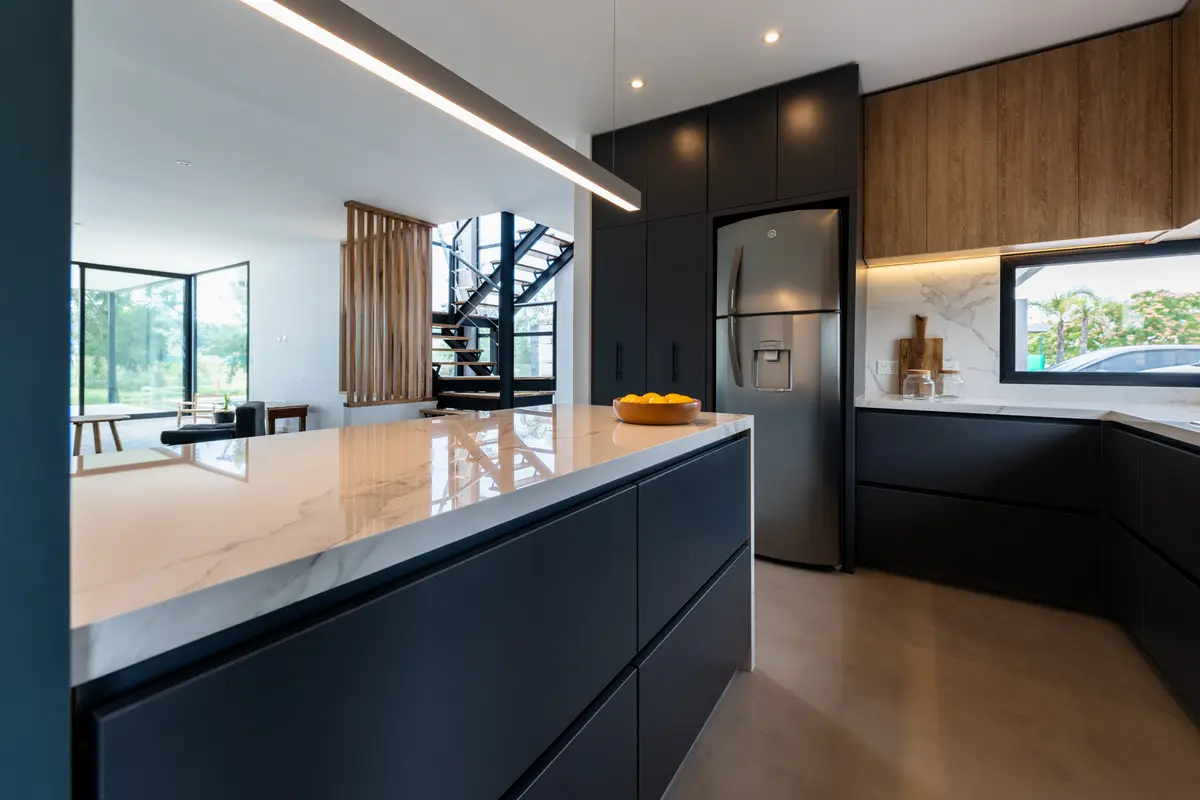 Cozinha moderna integrada, ilha de mármore e madeira, conceito aberto — projeto Santa Isabel - Andrea Gonzalez, por ABEJA CONCEPT, em Nordelta