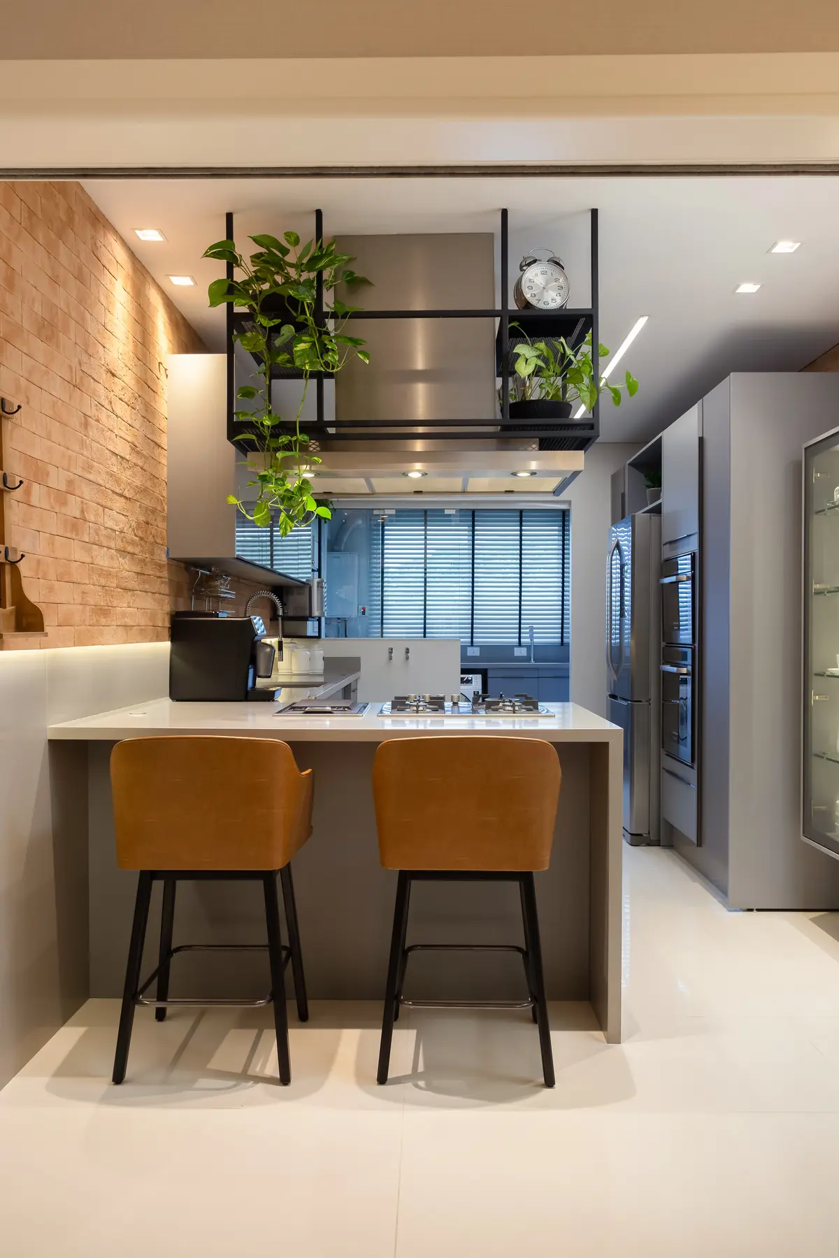 Cozinha Com Ilha Estilo Clássico do Projeto Apê Brava Home por M.Hausen Arquitetura