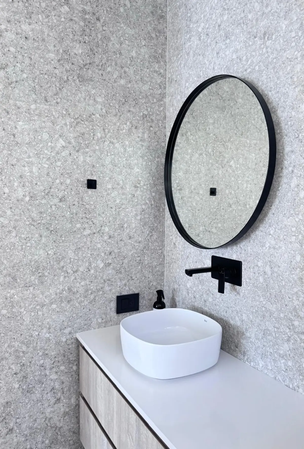 Banheiro moderno com revestimento tipo terrazo, cuba de sobrepor e torneira preta — projeto DISEÑO INTERIOR - SAN BENITO - BAÑO SUITE, por FOCO_arquitectura&diseñointerior, em Belé
