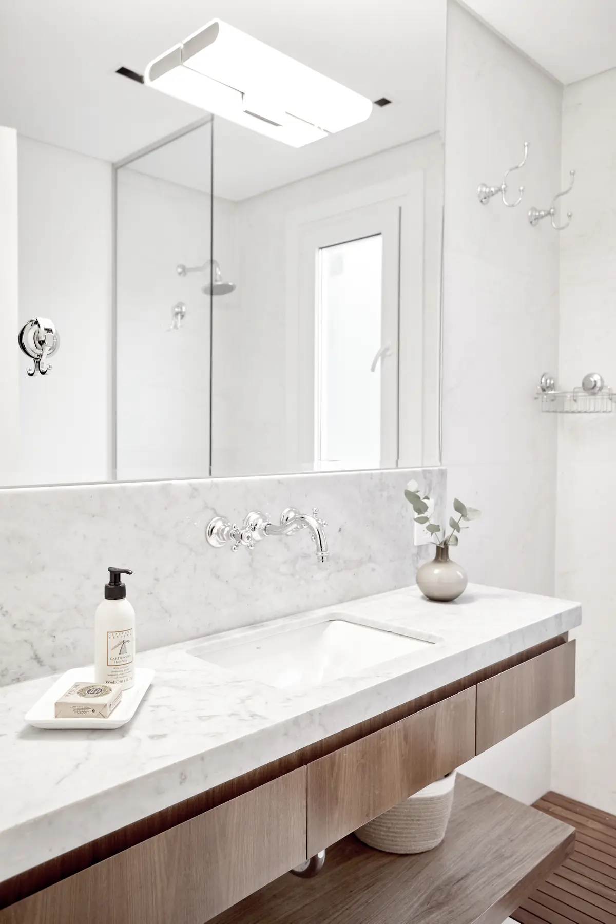 Baño moderno escandinavo con mármol y madera flotante — proyecto Figueroa Alcorta, por Equipe, en Buenos Aires