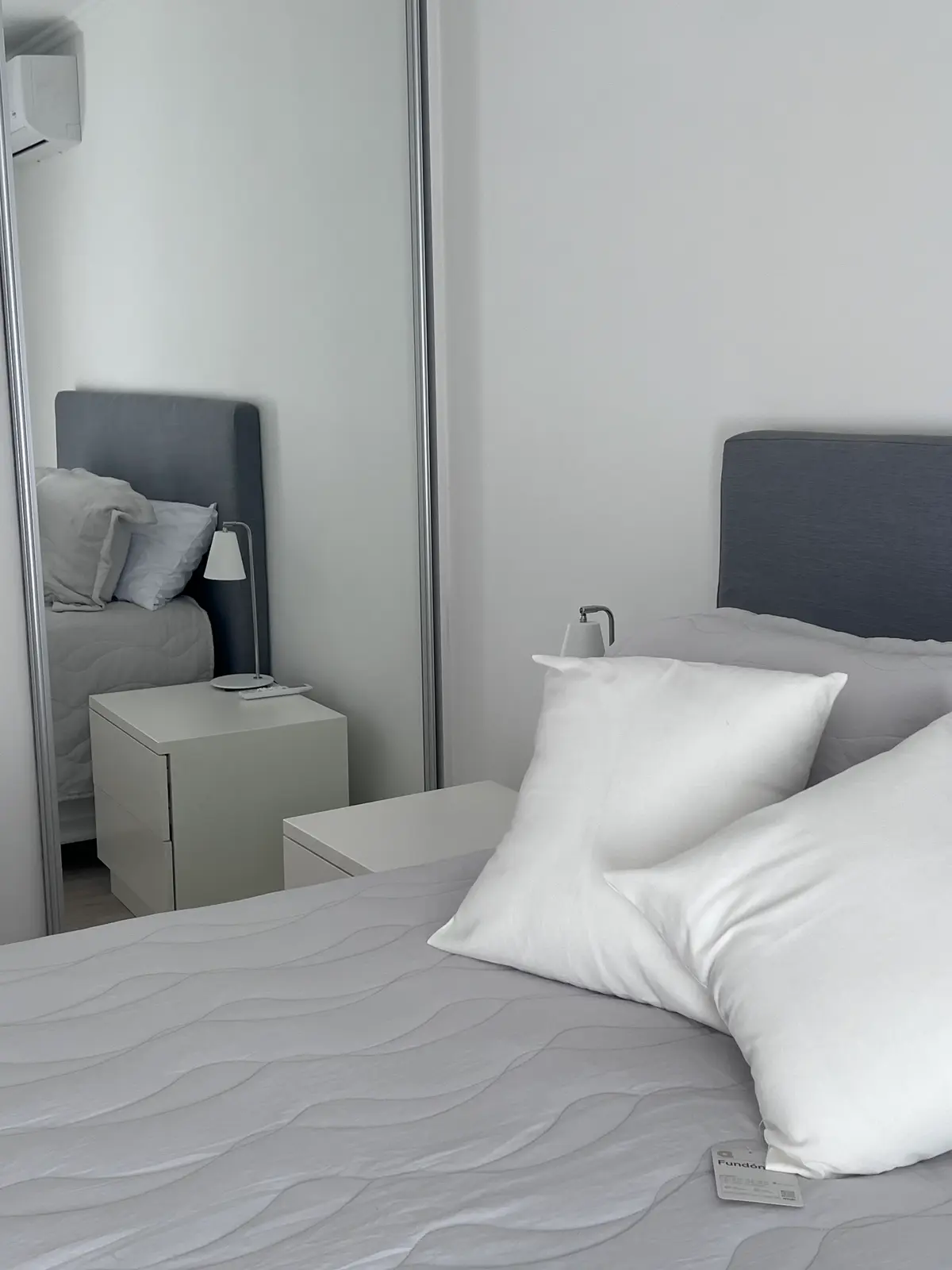 Dormitorio minimalista con cama grande y espejo de cuerpo entero — proyecto CASA LA LOMADA , por Estudio Grupo 32, en Pilar