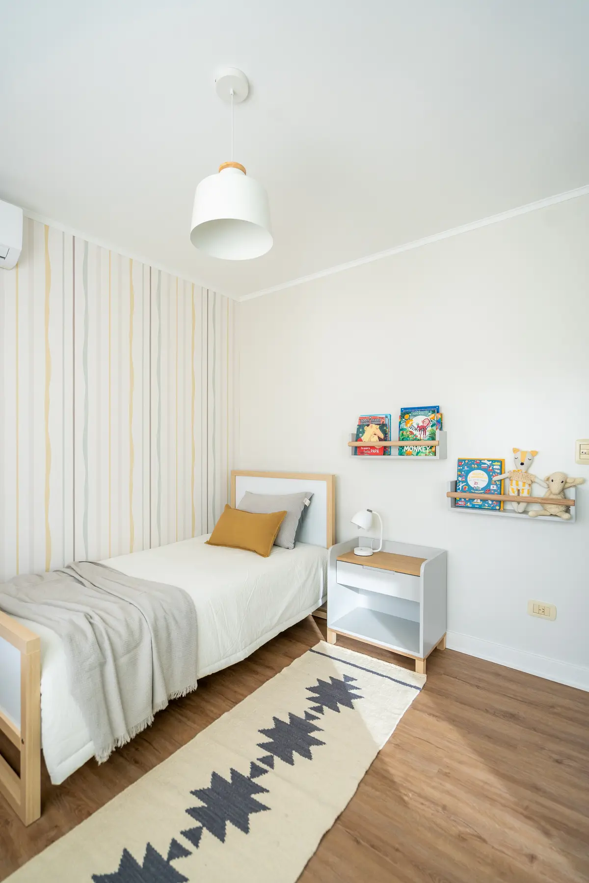 quarto moderno com roupa de cama branca e tapete geométrico — projeto El Atardecer - Dormitorio Benja, por Blue Rabbit Design, em Rincón de Milberg