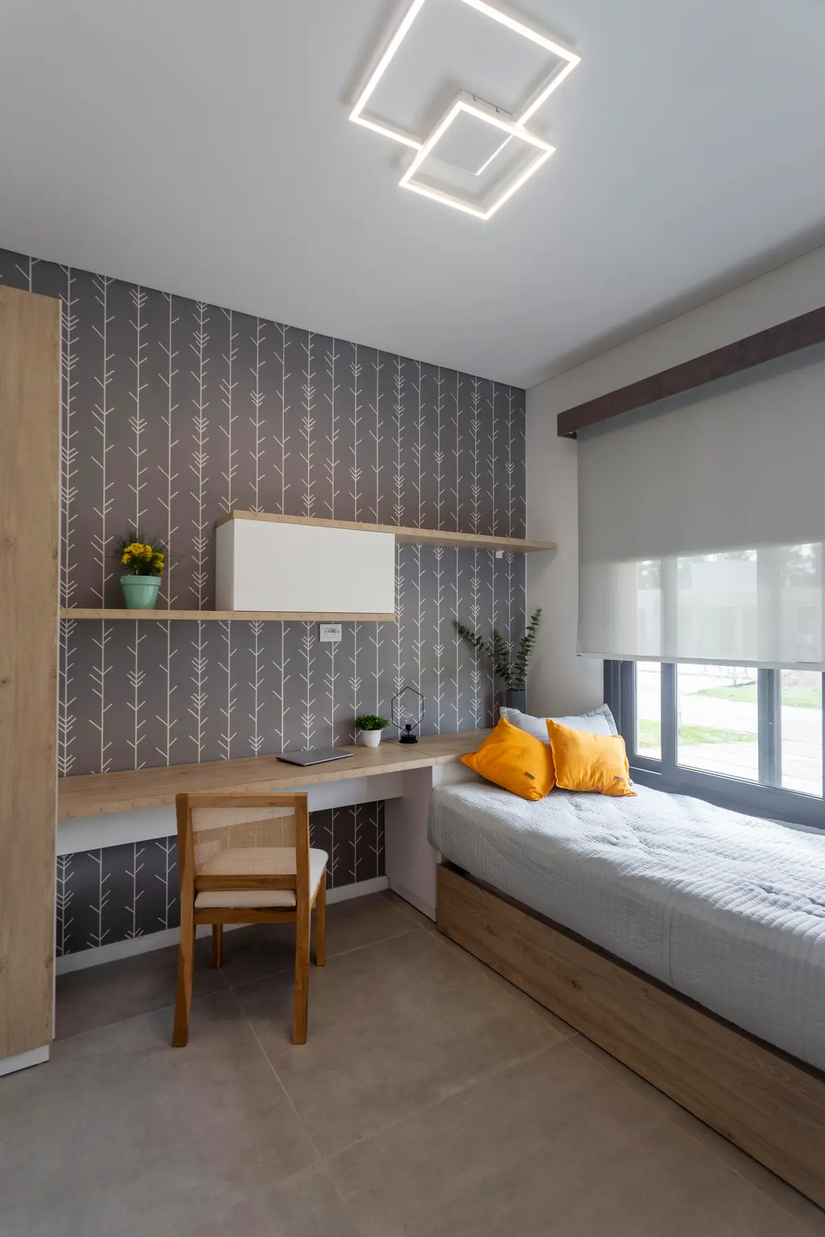 Dormitorio moderno con escritorio y pared de árboles, luz geométrica — proyecto Casa I&A, por Smr Arquitectura , en Canning