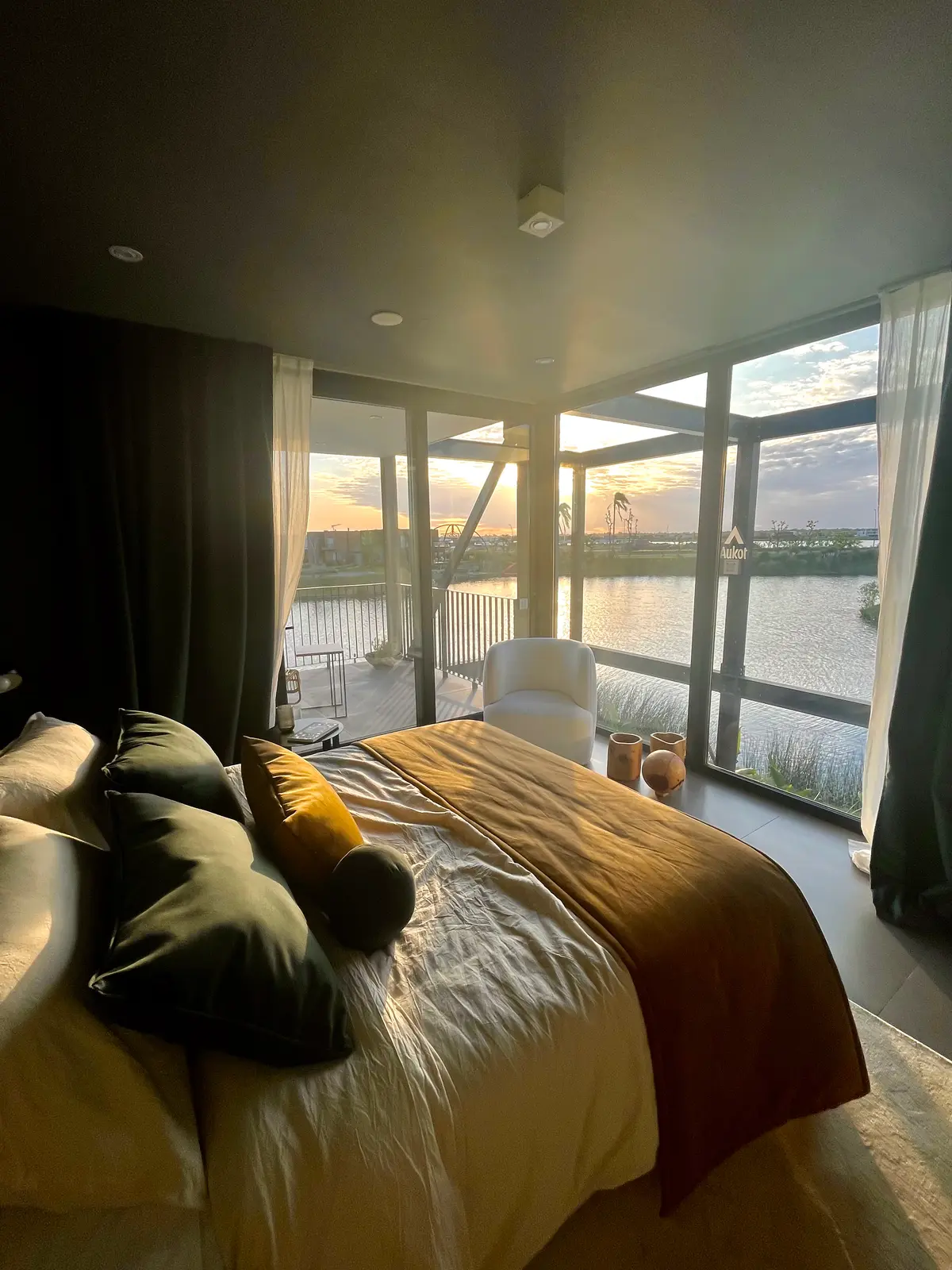 Dormitorio moderno con vista al mar y luz natural abundante — proyecto Le chambre verte, por BRand arquitectura / BRand homes, en Belén de Escobar
