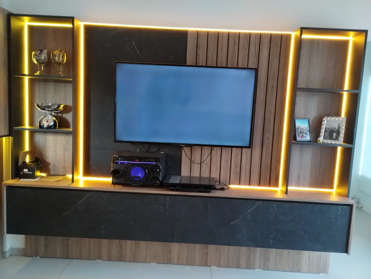 Living moderno con mueble de TV y luz indirecta — proyecto Diseño personalizado a gusto del cliente , por Saavedra Amoblamientos , en Pinamar