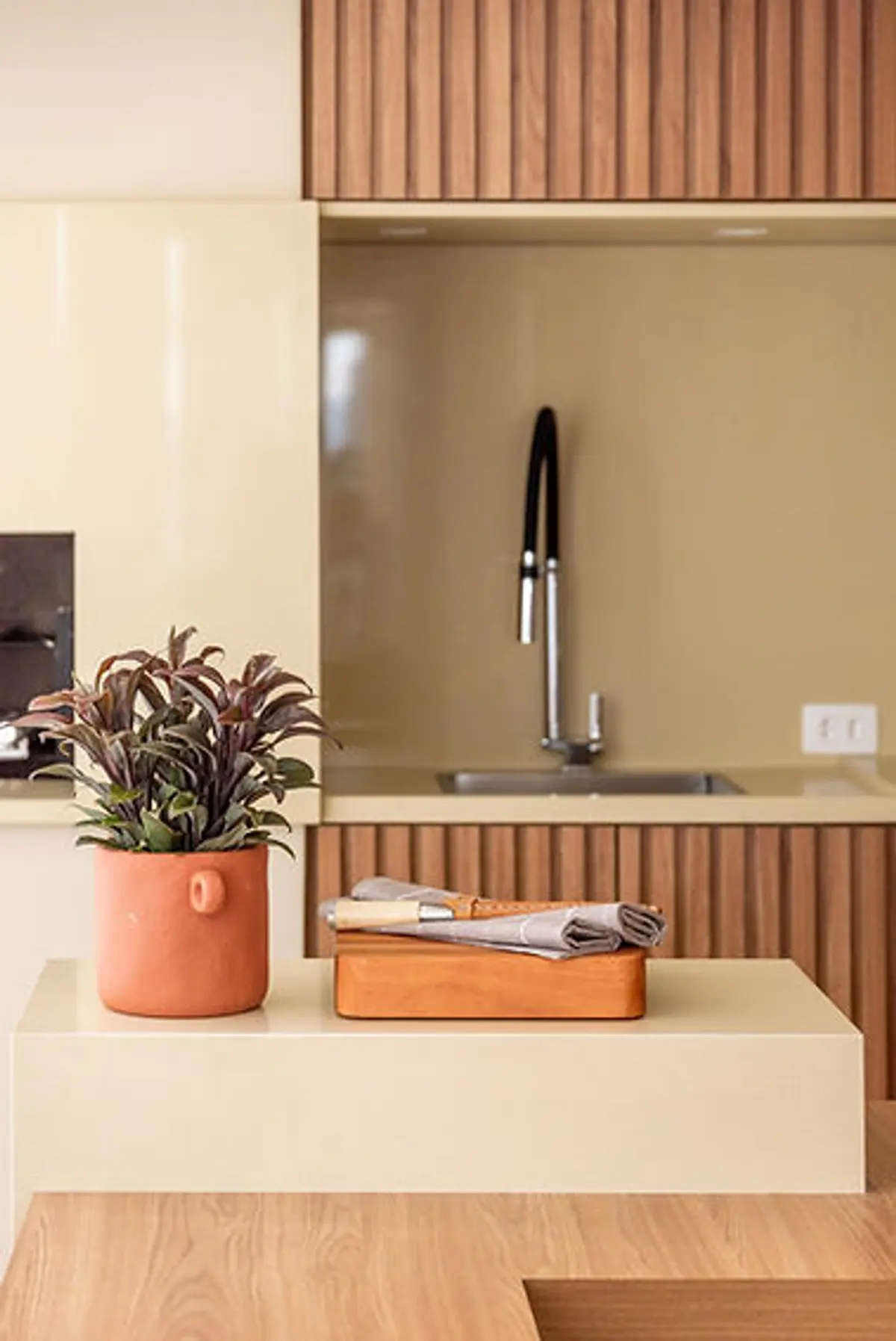 Cozinha Sem Ilha com cor predominante Bege do Projeto Apartamento Vila Leopoldina VIII por Bordin E Soares Interiores