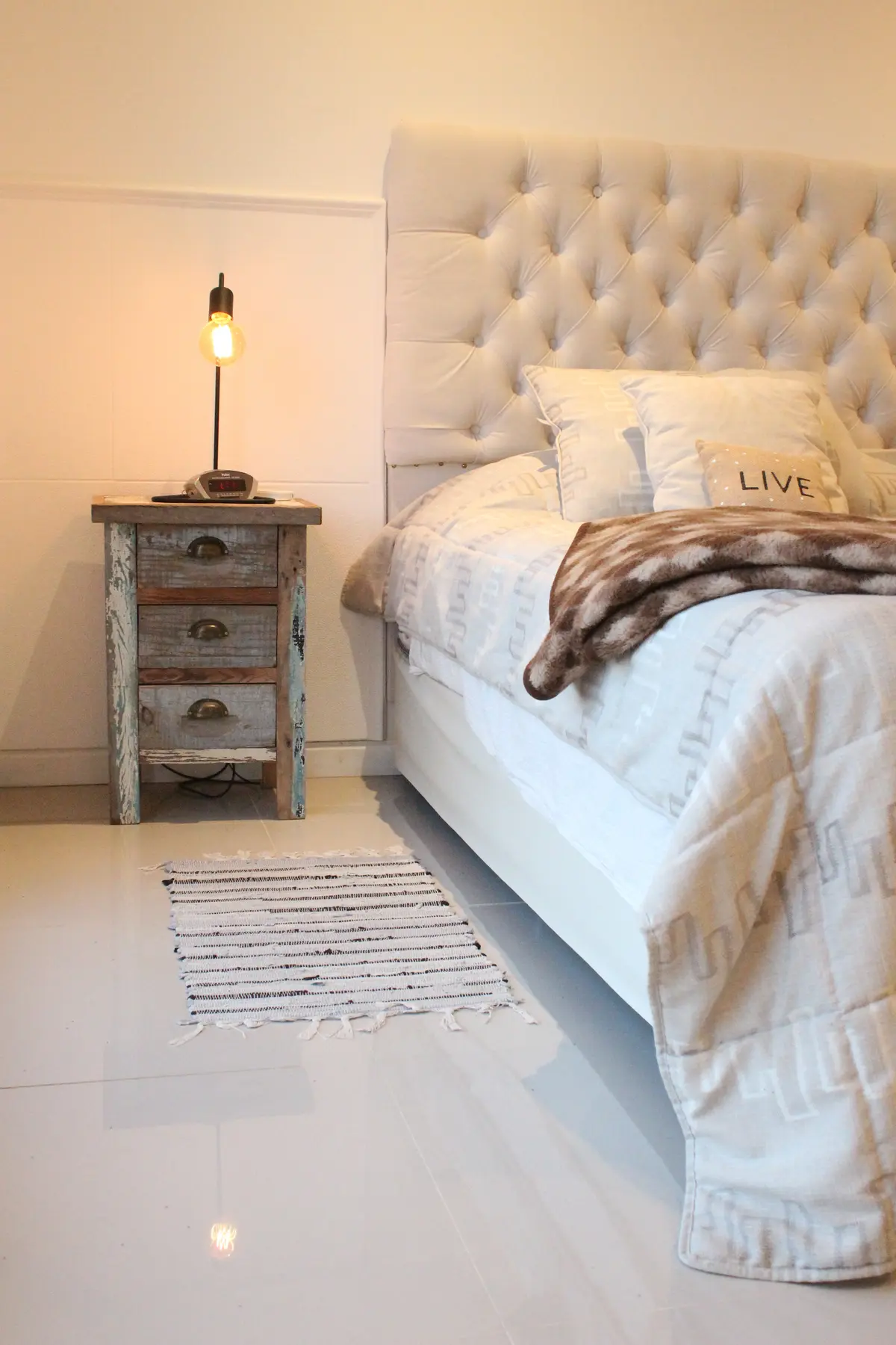 Dormitorio con cama capitonné, mesa de luz rústica y lámpara industrial — proyecto Casa MAX, por EZ architects, en Pilar
