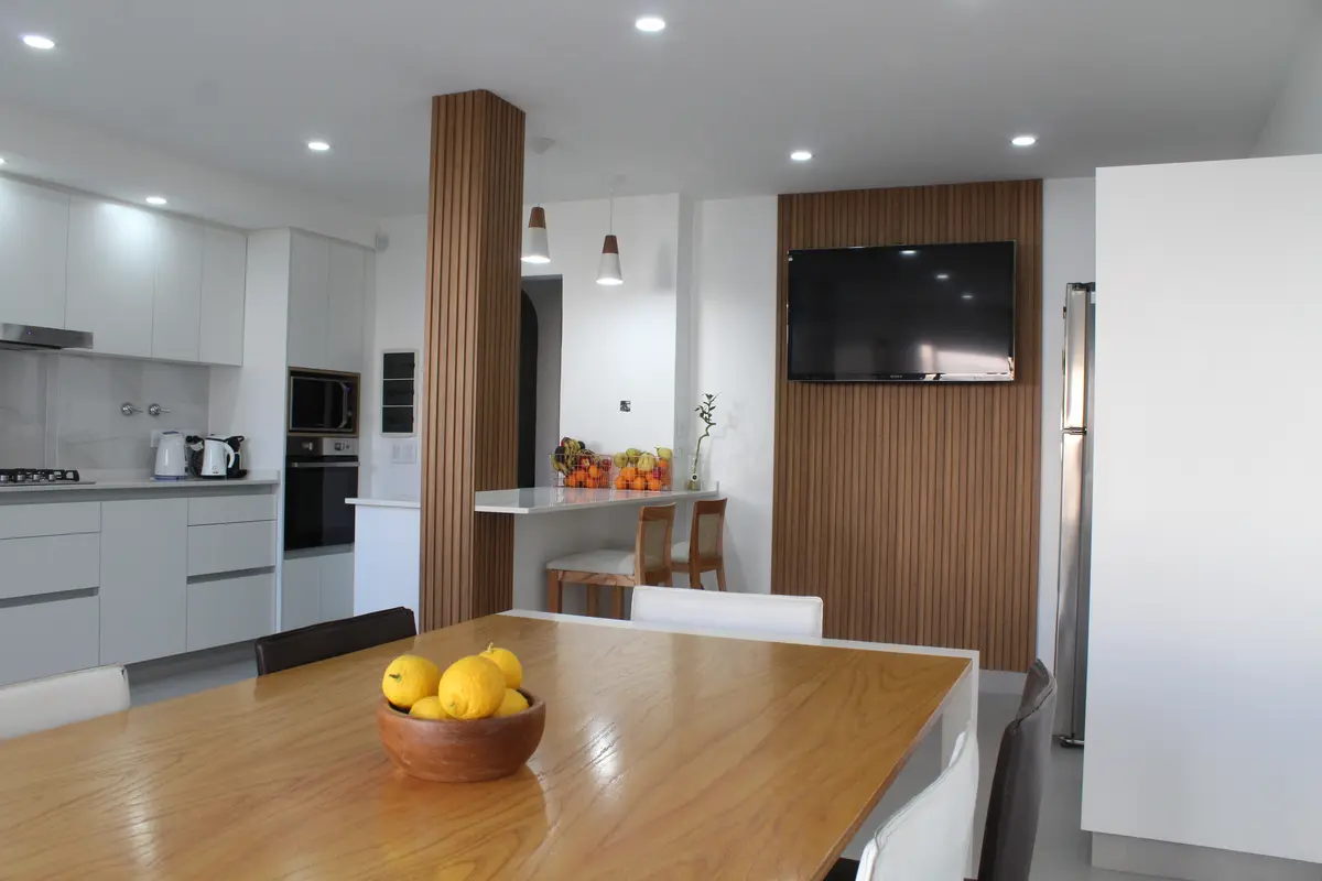 Cocina Con Isla Estilo Moderno con color predominante Gris del Proyecto COCINA NIEVES por Estudio Grupo 32
