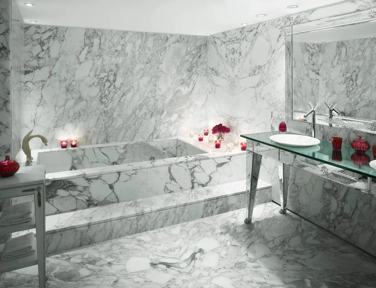 Banheiro luxuoso com mármore branco e banheira de imersão — projeto Faena Suites - Presidential, por Claudia Faena Studio, em Puerto Madero