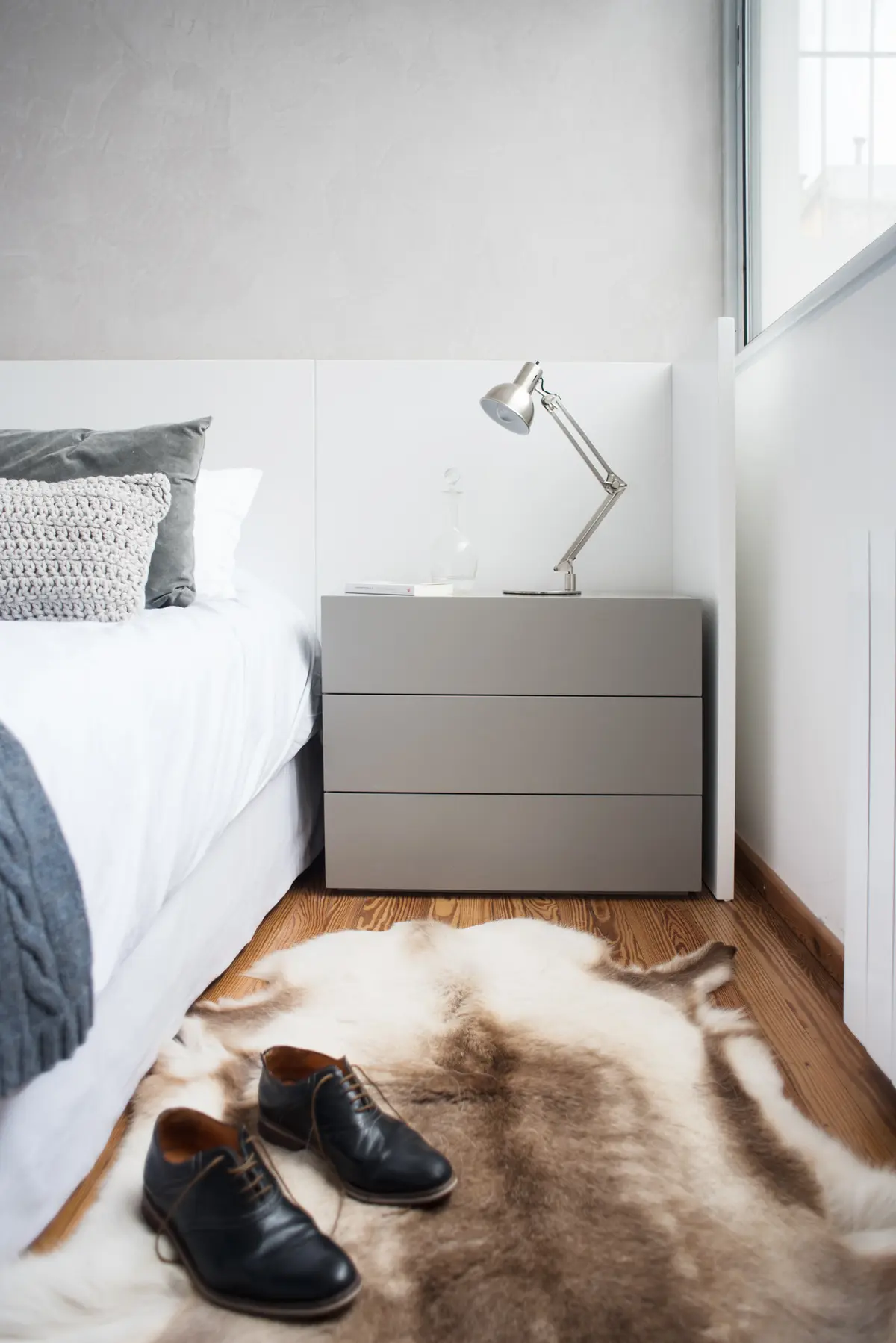 Dormitorio moderno con alfombra de pelo largo y zapatillas de cuero — proyecto Ravignani, por Estudio Basa, en Palermo
