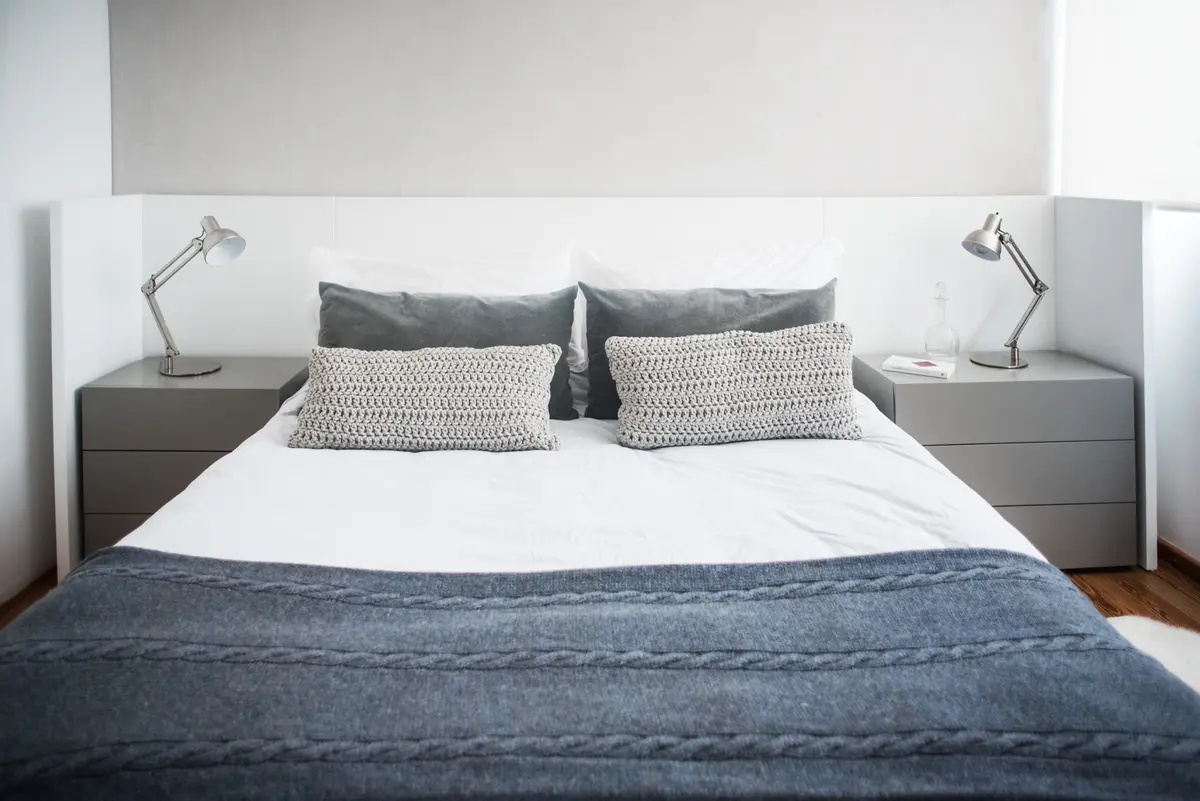 Dormitorio minimalista con cama king, luces cálidas y paleta neutra — proyecto Ravignani, por Estudio Basa, en Palermo