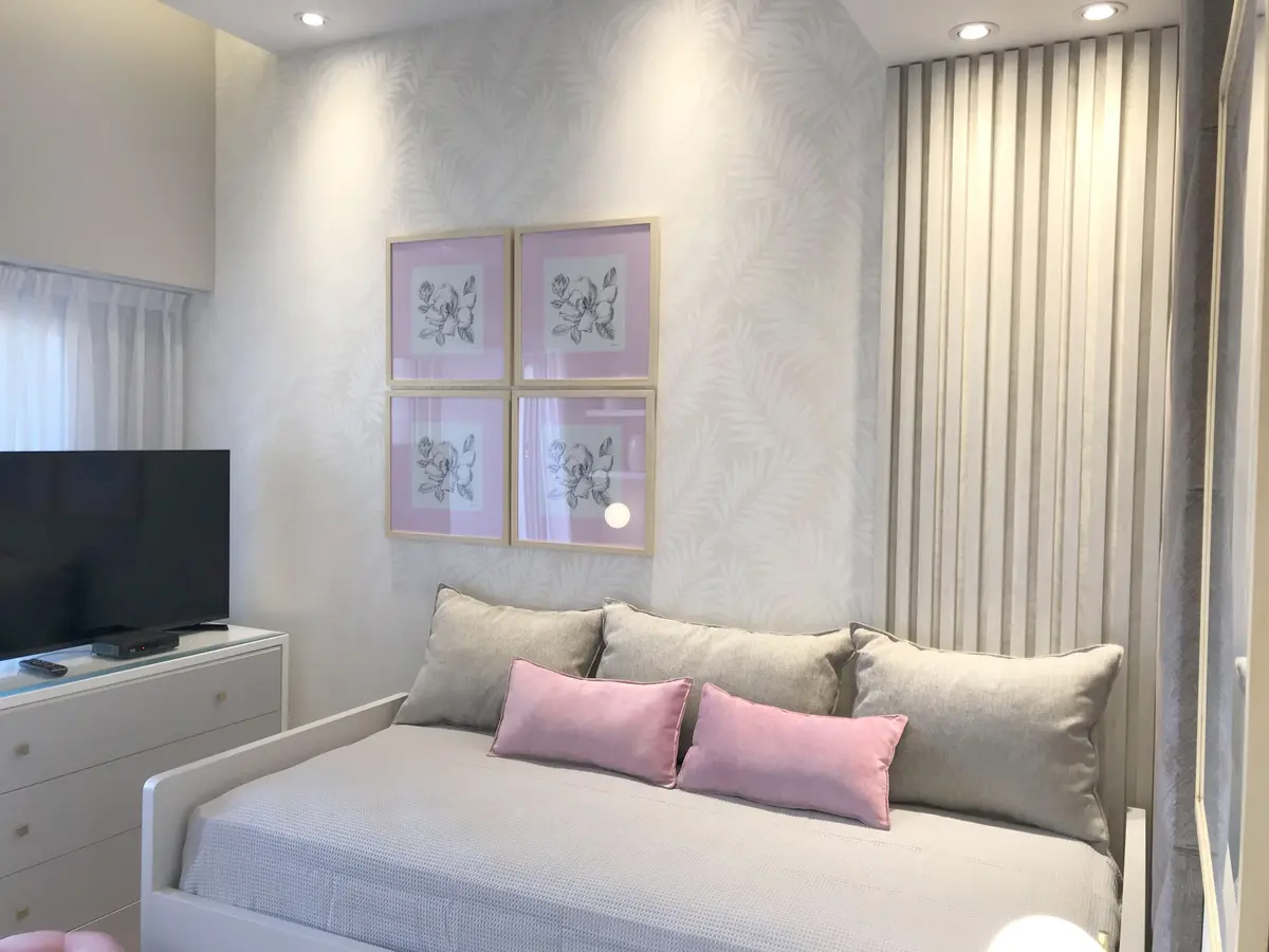 Dormitorio moderno con sofá cama y arte floral en pared texturizada — proyecto Obra Argerich, por Estudio Nicolás Pierry, en CABA