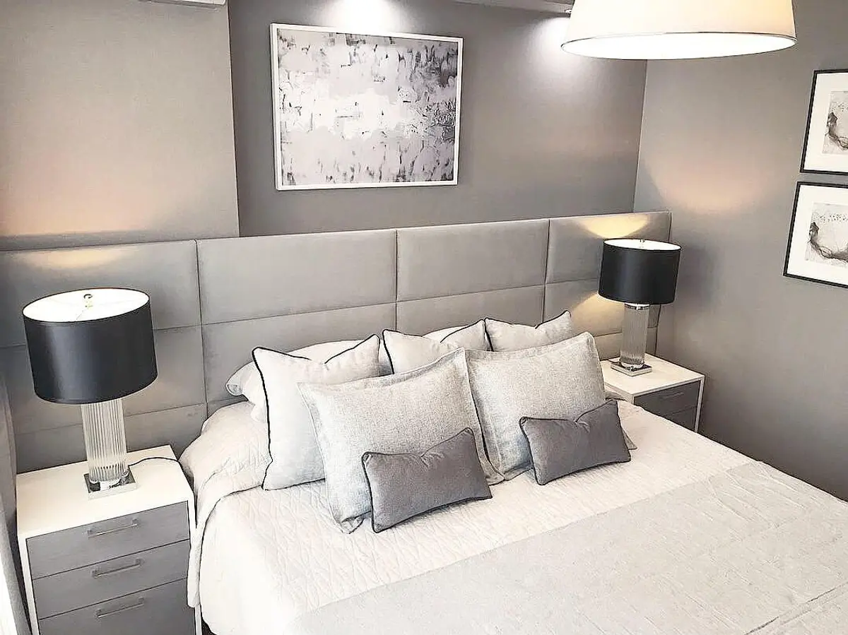 Dormitorio moderno con cama grande y detalles en gris — proyecto Obra Ugarte, por Estudio Nicolás Pierry, en CABA