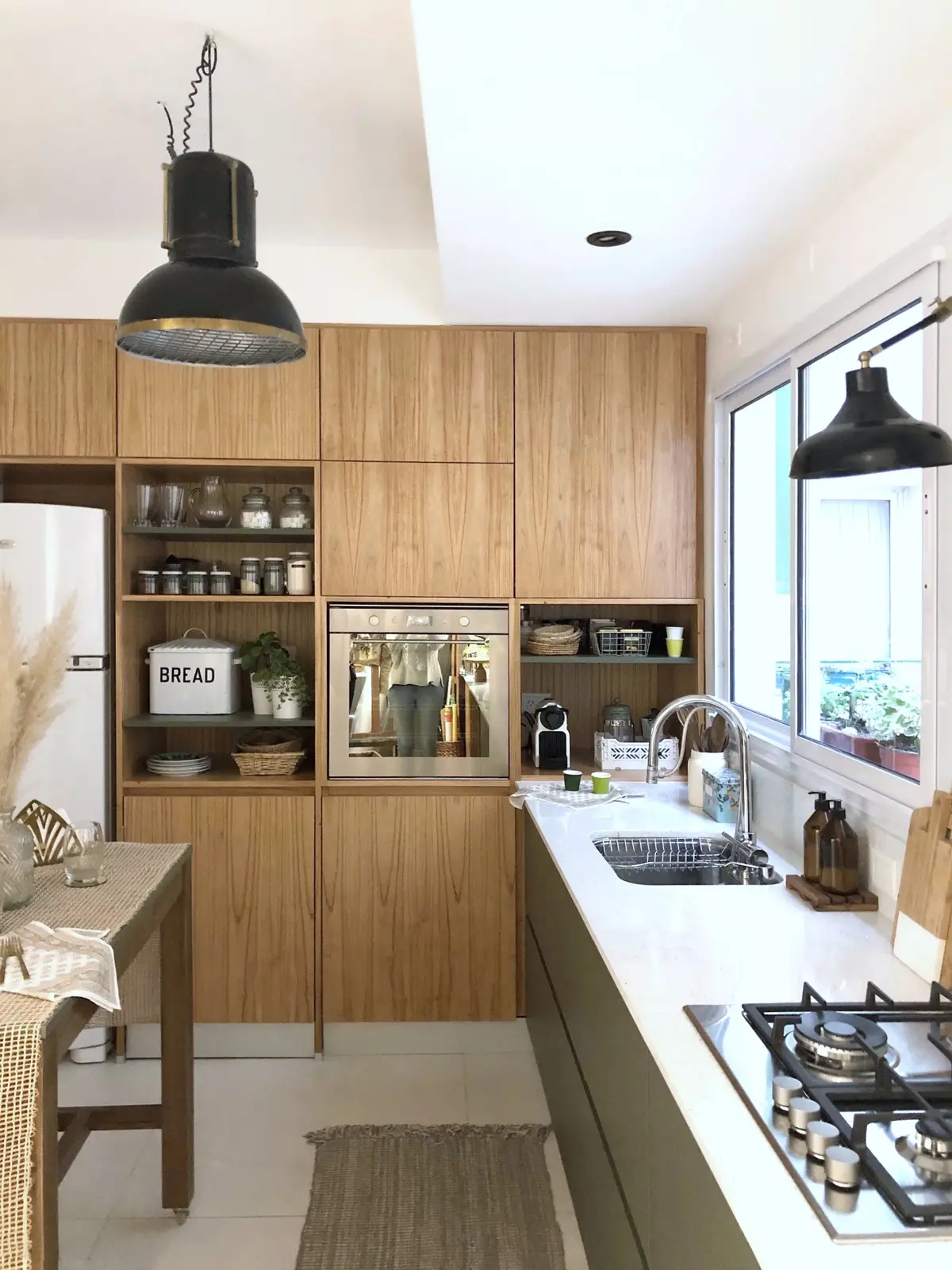 Cocina moderna industrial con muebles de madera y mesada blanca — proyecto Obra RVDV, por Ideï Arquitectura, en CABA