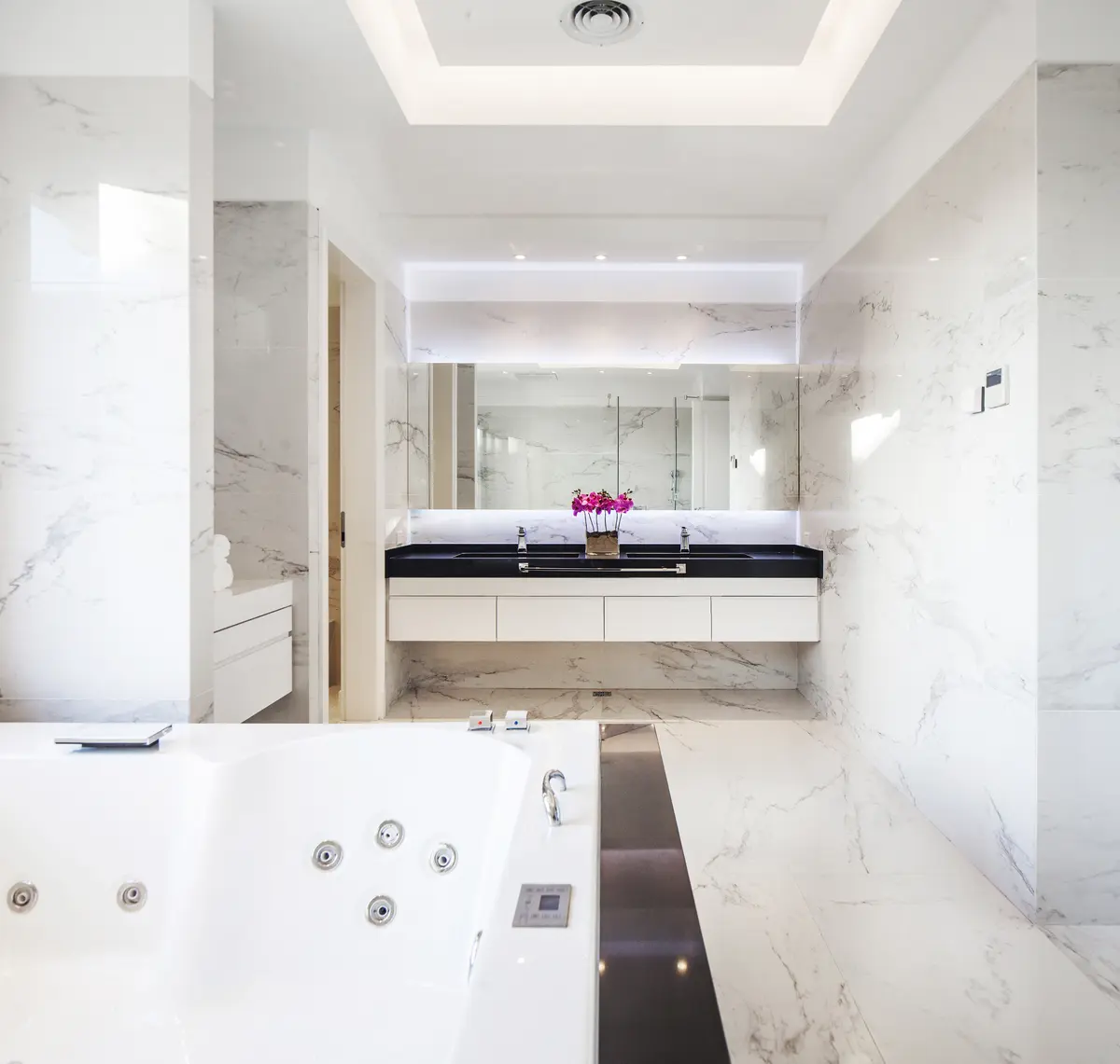 Banheiro moderno com banheira freestanding e mármore branco — projeto París en Buenos Aires, por Apaarquitectura, em Nordelta