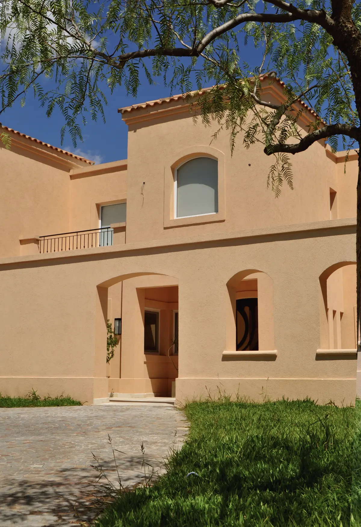 Fachada con color predominante Beige del Proyecto Santa Catalina, Villanueva por Marconi Silva Arquitectos