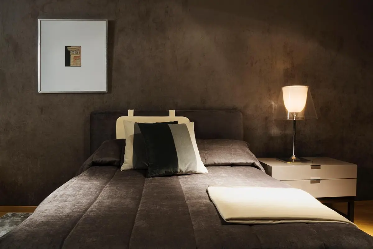 Quarto moderno com parede texturizada e iluminação quente — projeto Dpto Palermo, por Etude Interiorismo, em Palermo