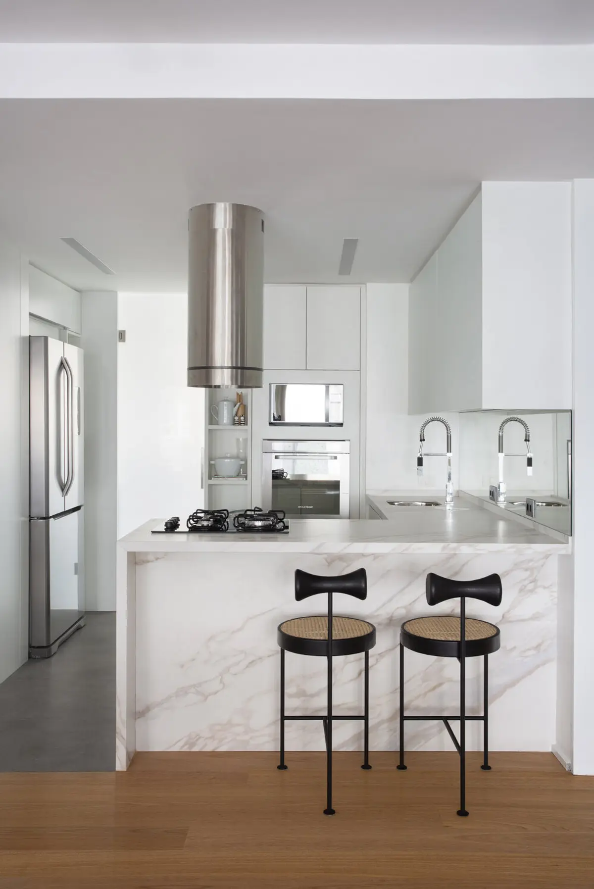 Cocina moderna blanca con isla de mármol y taburetes de diseño — proyecto JG House, por Studio Ro-ca