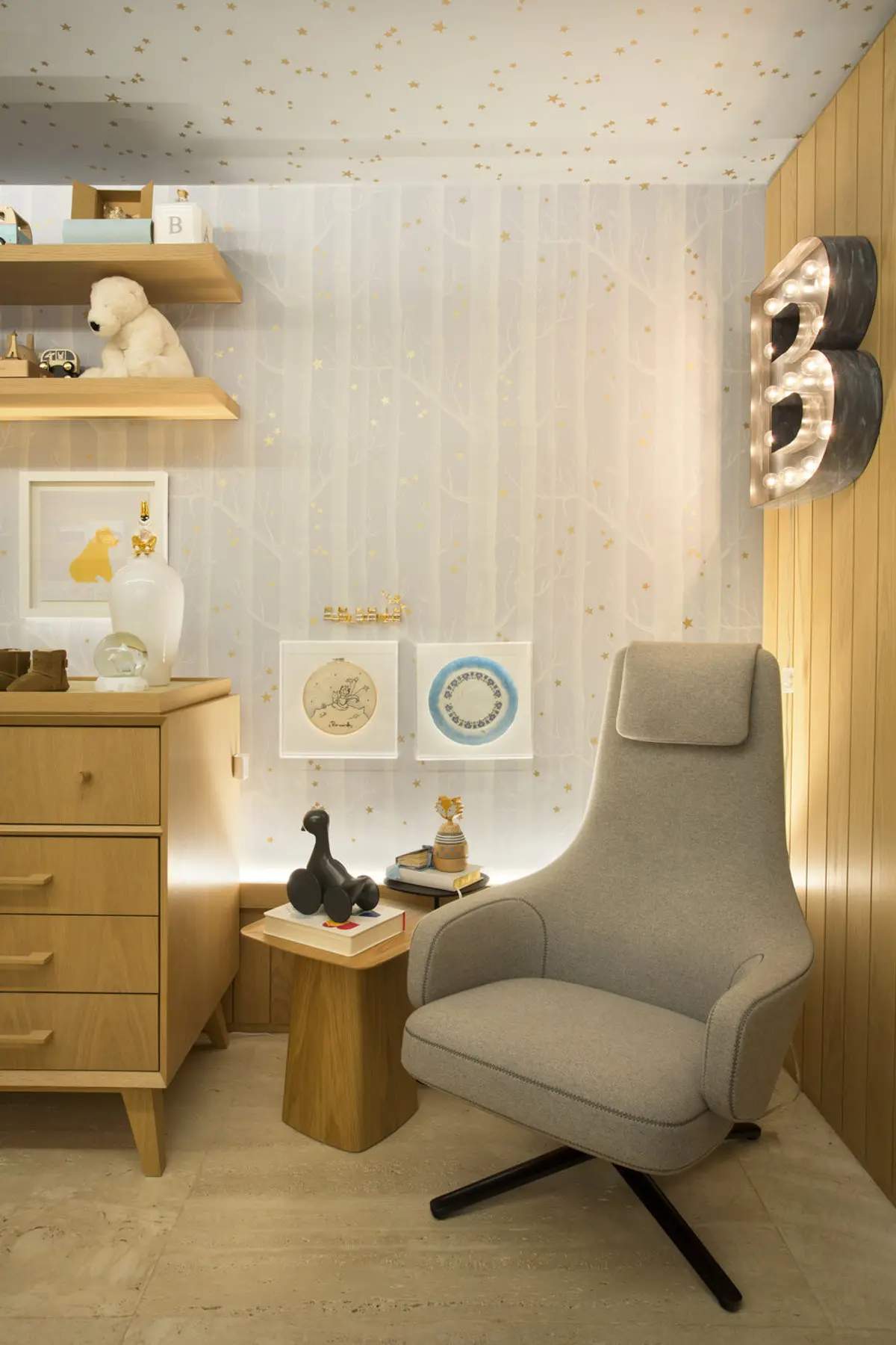 Dormitorio escandinavo minimalista con muebles madera y sillón gris — proyecto Quarto Bernardo, por Studio Ro-ca