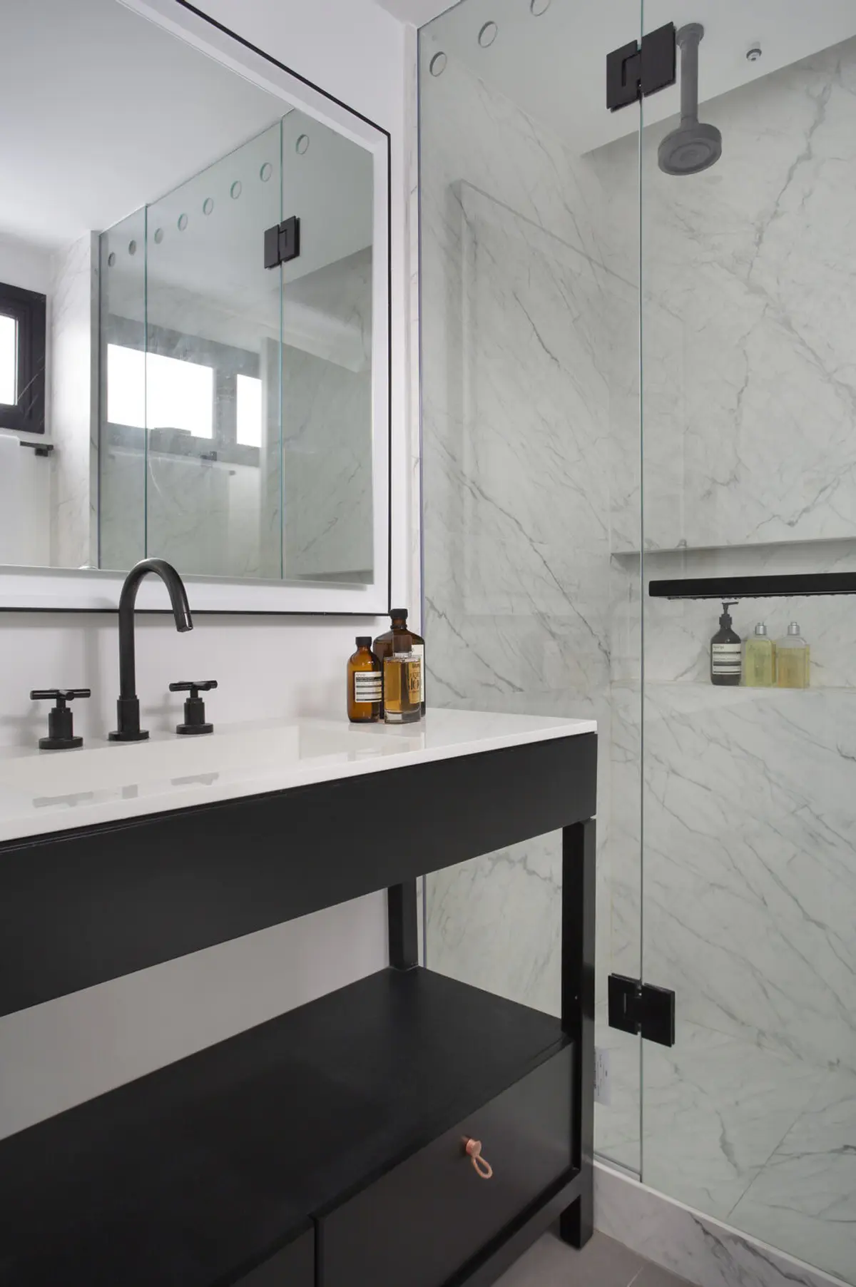 Baño moderno con mármol, mueble negro y espejo amplio — proyecto MN House, por Studio Ro-ca
