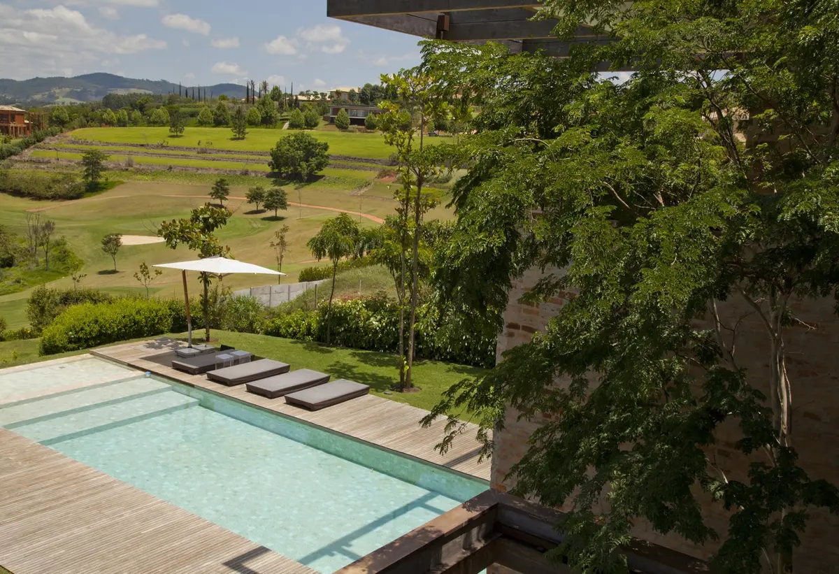 Piscina com cor predominante Preto do Projeto Residência MP por Gil Fialho