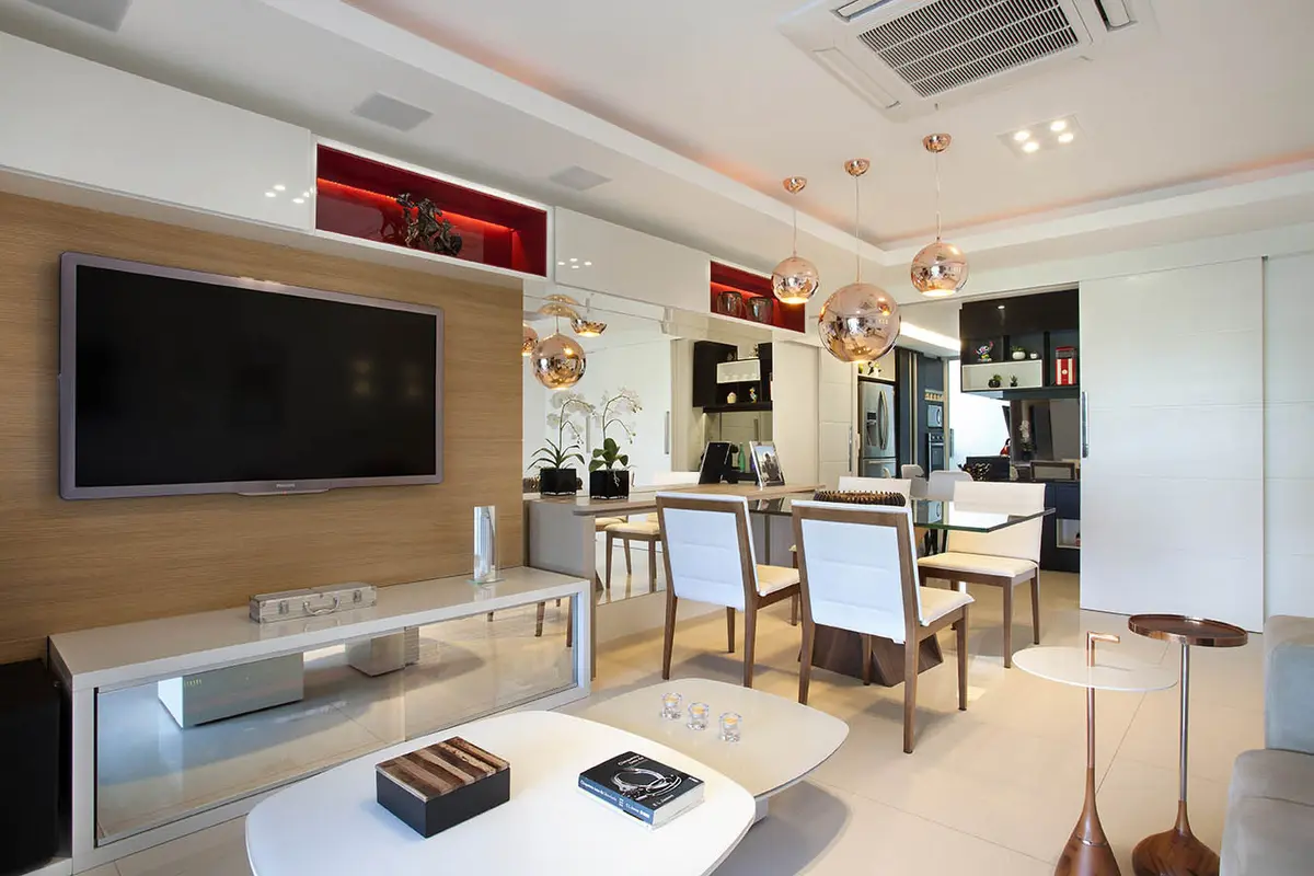 Living contemporáneo con TV, comedor y decoración minimalista en tonos naturales — proyecto Apartamento Recreio, por Amanda Miranda