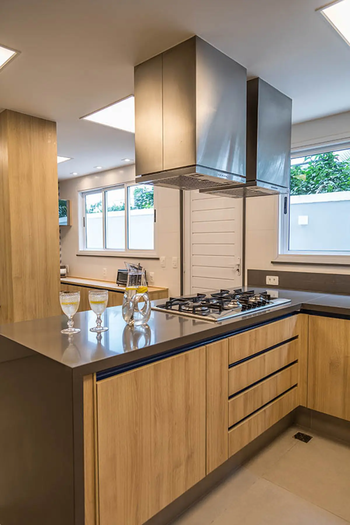 Cozinha Sem Ilha Estilo Moderno com cor predominante Cinza do Projeto Casa Barra ED por Amanda Miranda
