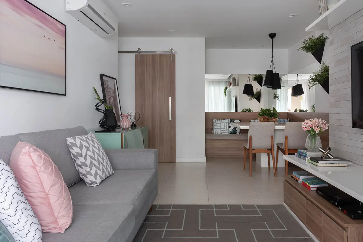 Living comedor abierto moderno gris, madera y detalles rosa pastel — proyecto Apartamento Nóbrega, por Amanda Miranda