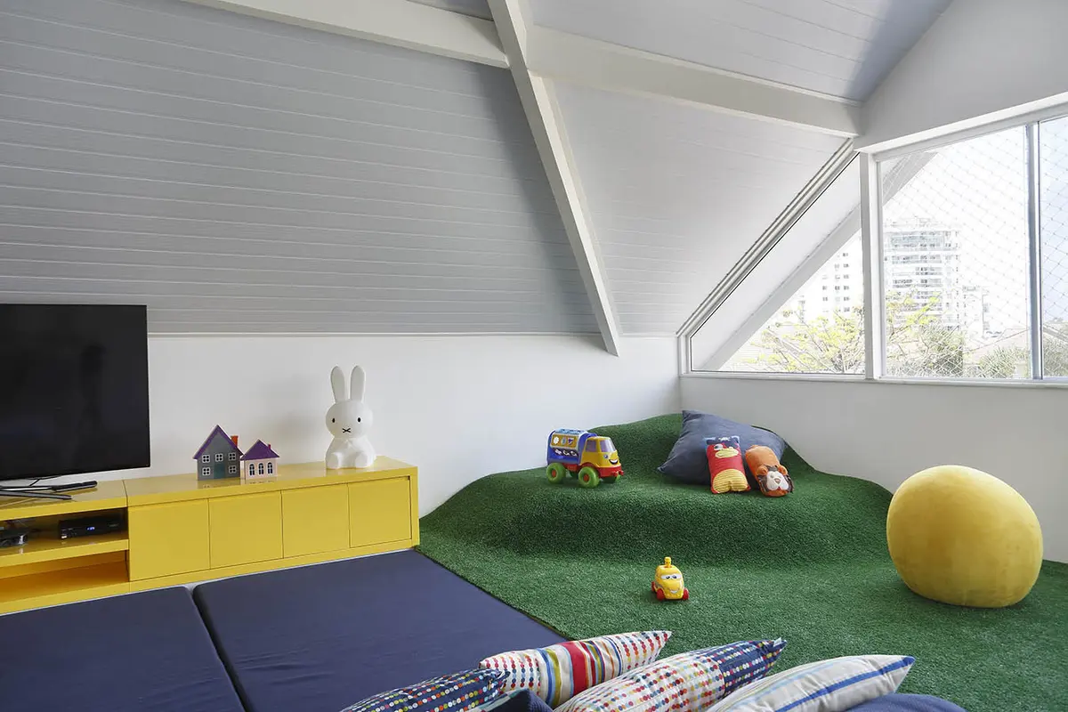Dormitorio infantil con altillo, piso de juego y zona verde — proyecto Casa Blue House, por Amanda Miranda