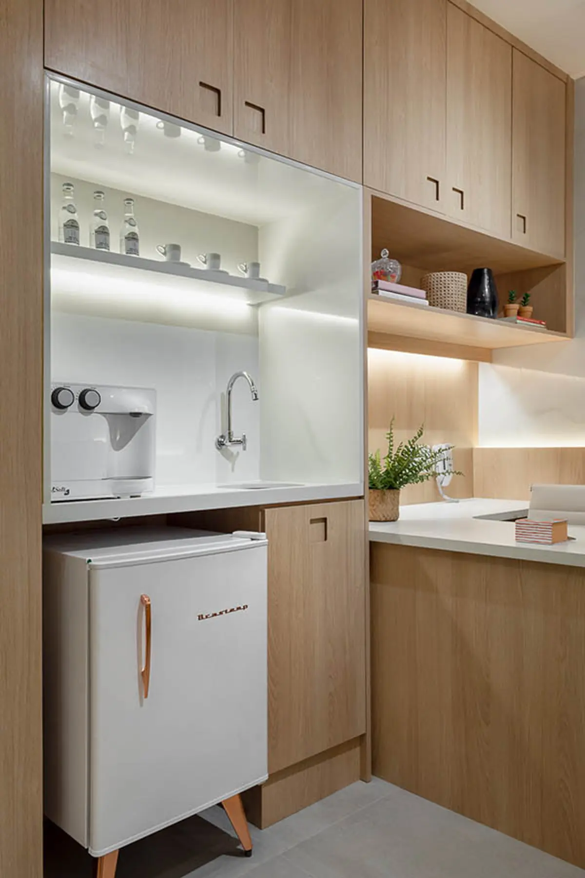 Cozinha Com Ilha Estilo Escandinavo com cor predominante Cinza do Projeto Consultório Ipanema por Amanda Miranda