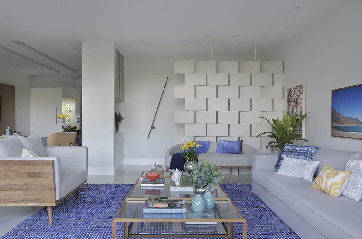 Sala Estilo Moderno com cor predominante Cinza do Projeto Apartamento Barra LM por Amanda Miranda