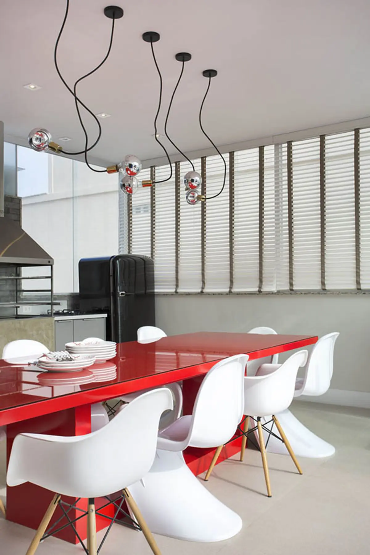 Sala de jantar com cor predominante Bege do Projeto Cobertura Arquiteta por Amanda Miranda