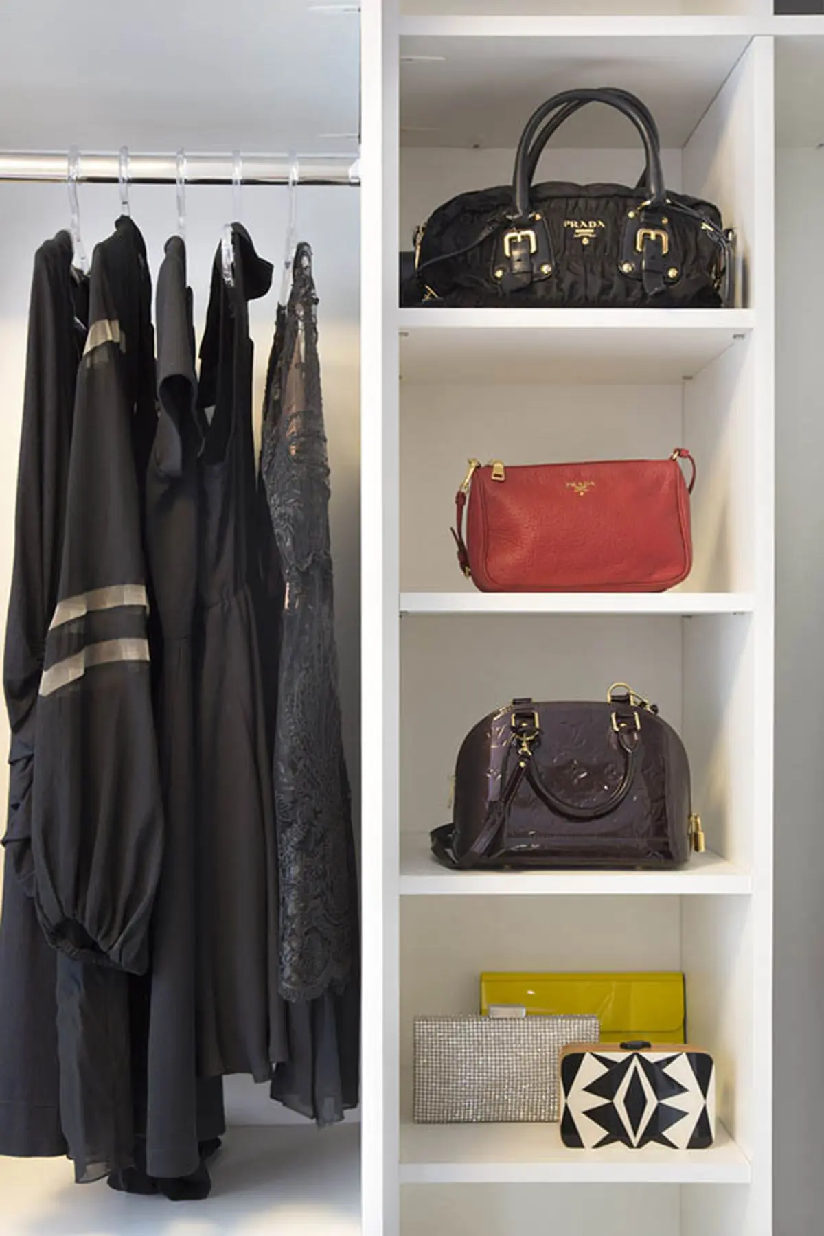 organizador de carteras y bolsos de lujo en placard blanco — proyecto Cobertura Arquiteta, por Amanda Miranda