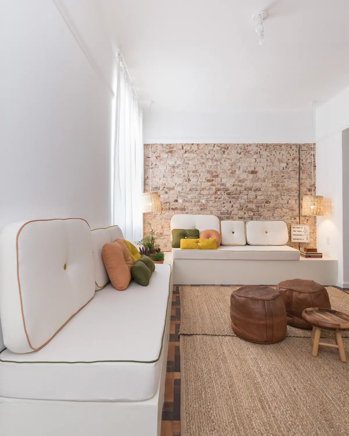 Sala Estilo Clássico com cor predominante Bege do Projeto Roomie Coliving por Camila Cavalheiro Arquiteta