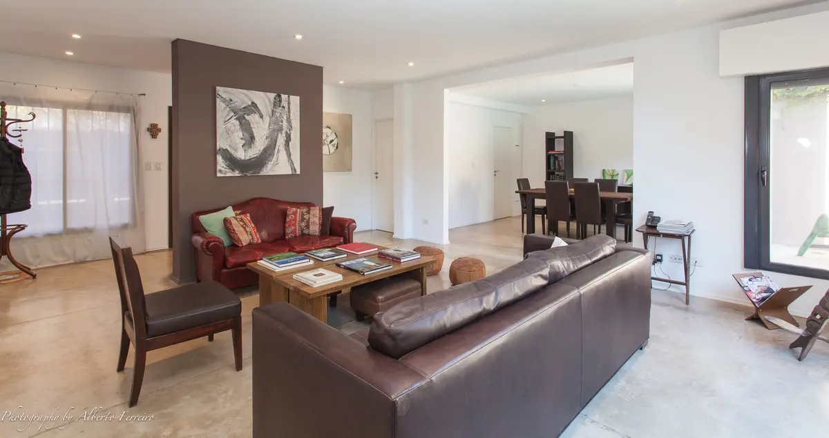 Living Estilo Clásico con color predominante Beige del Proyecto San Isidro por Rioja Arquitectura