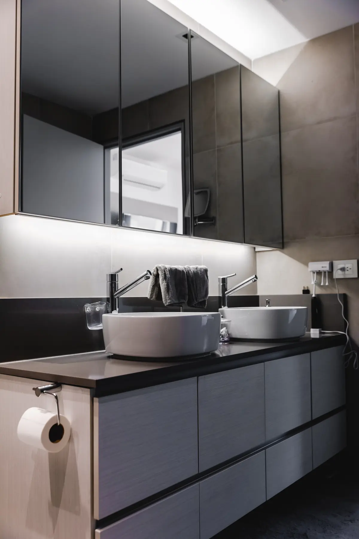 bano moderno con doble lavatorio blanco y espejo sobre mesada negra — proyecto Cabrera, por Tali Estudio, en Palermo