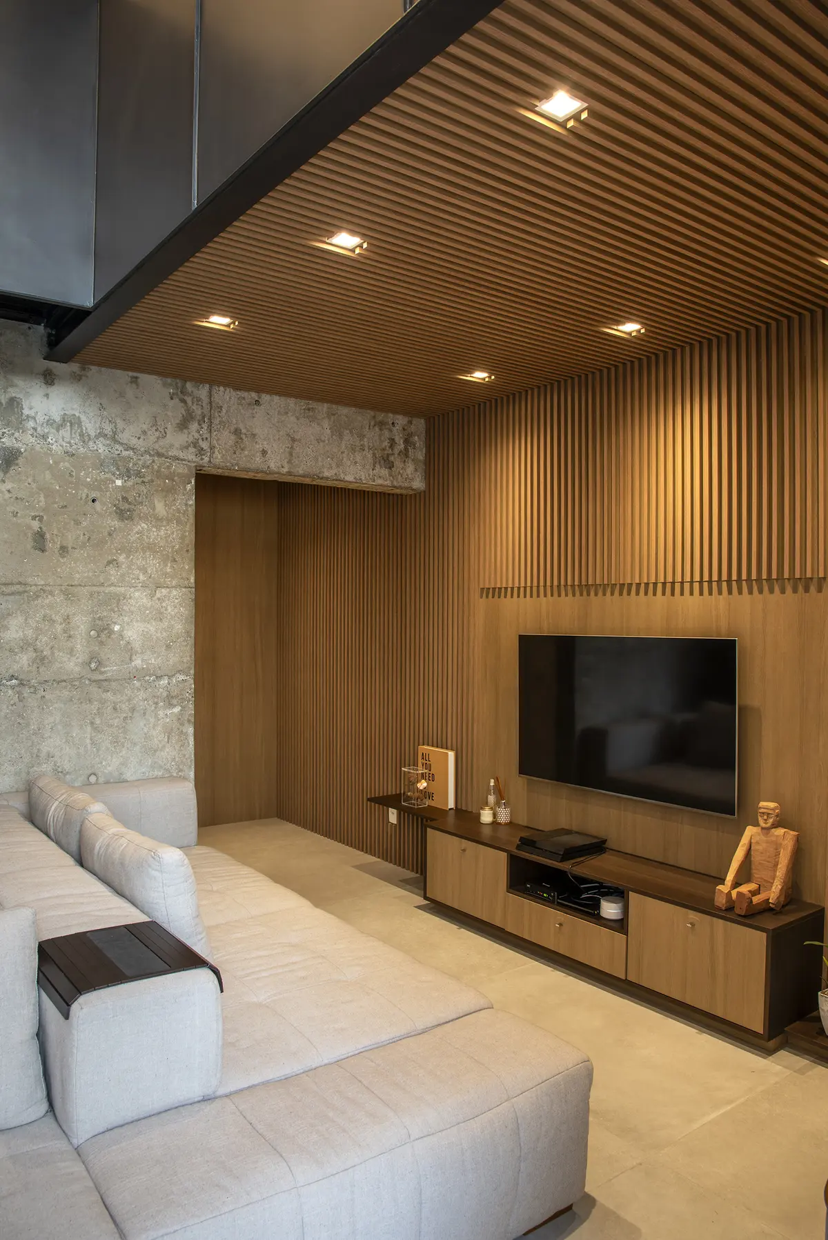 Sala Estilo Industrial com cor predominante Castanho do Projeto Apto Panamby por Lcac Arquitetura